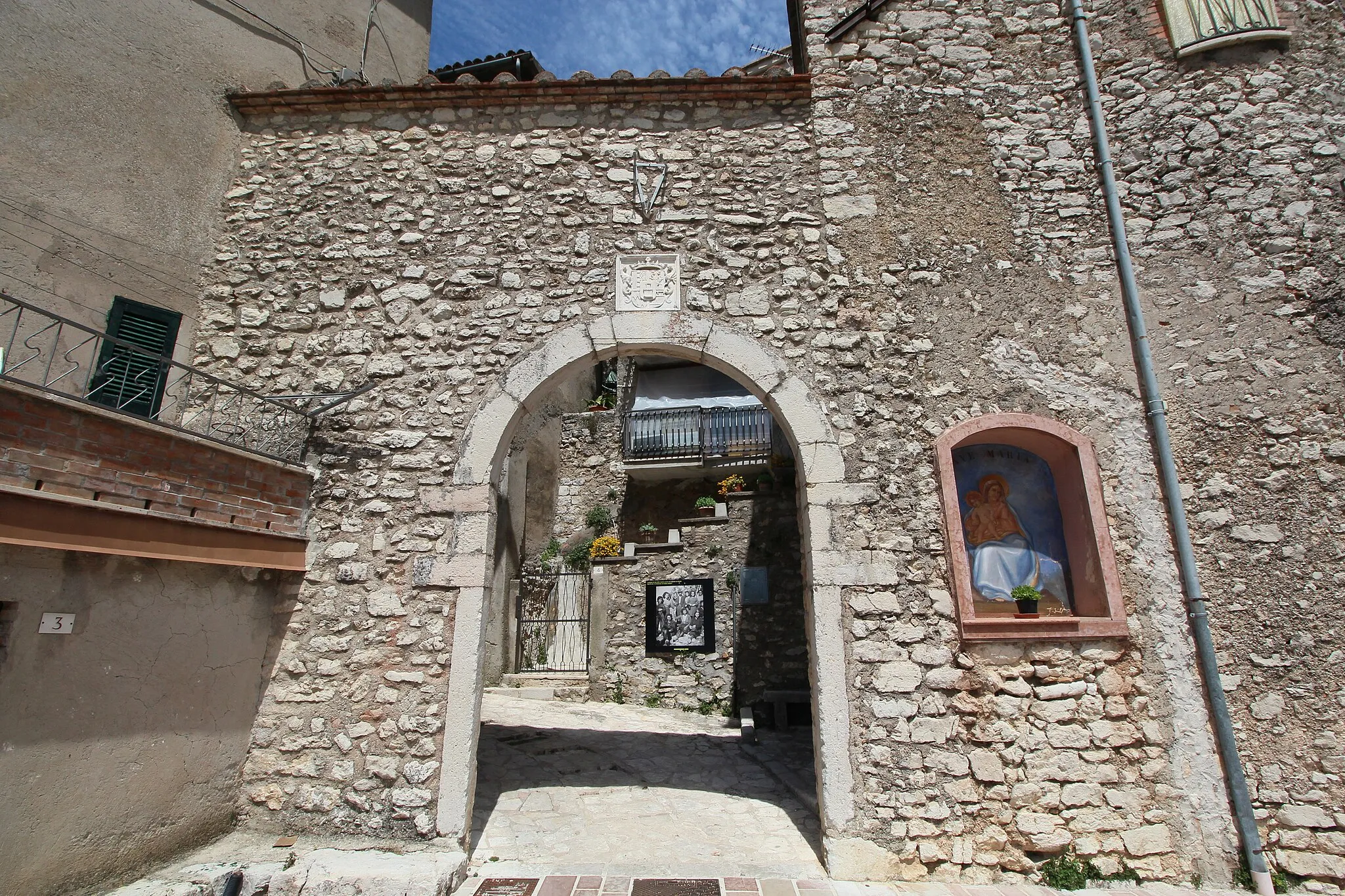 Photo showing: Porta Urbica, city gate of Polino, Province of Terni, Umbria, Italy