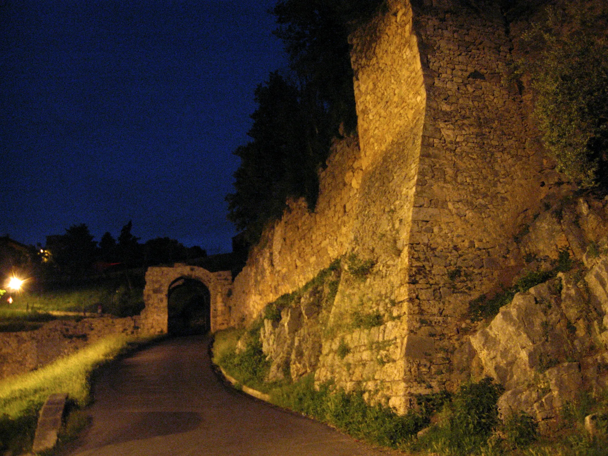 Photo showing: Archi di Casamari (Porta Maggiore) - Ferentino - notturno