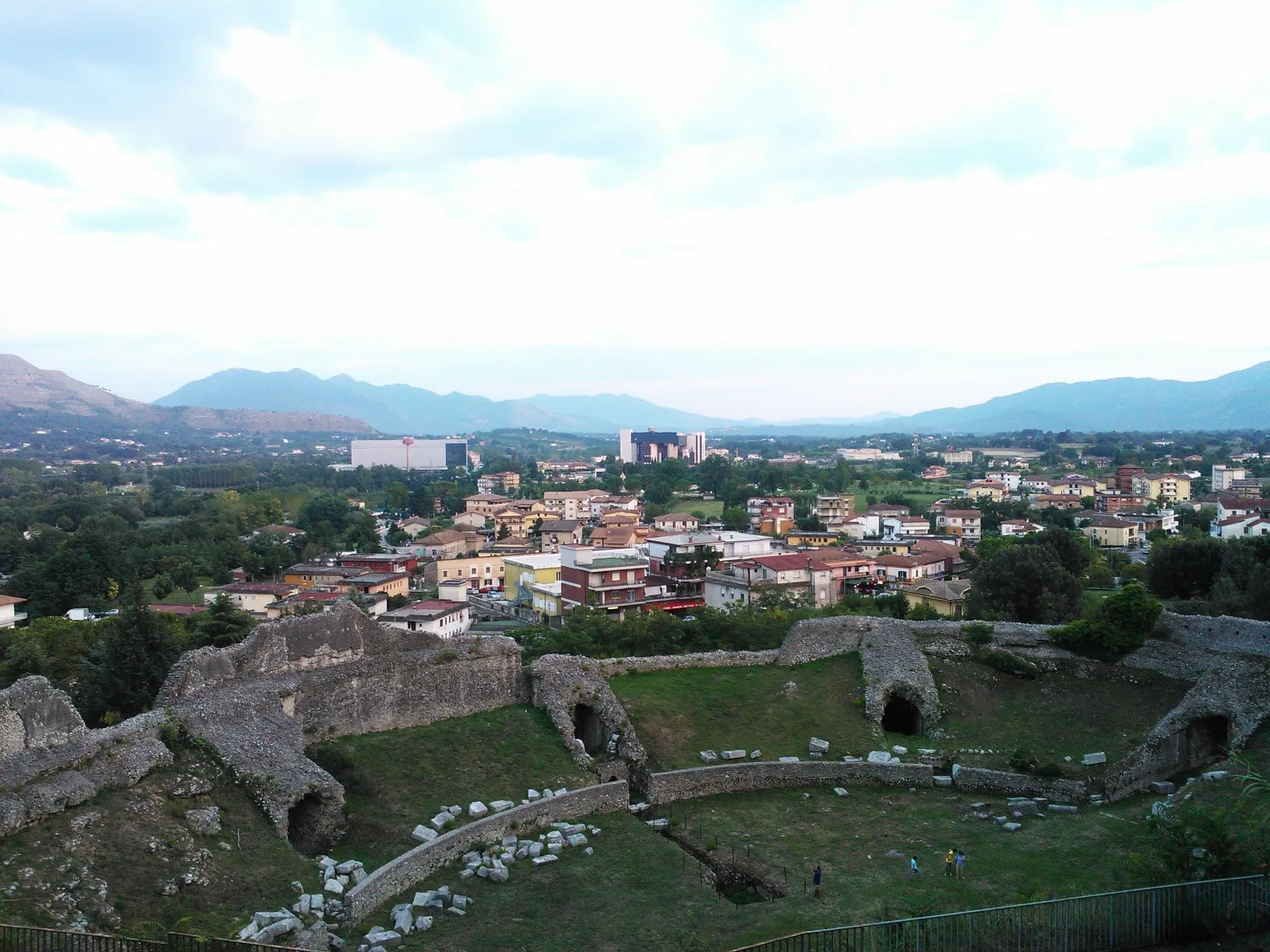 Photo showing: Il quartiere Colosseo di Cassino visto dall'area archeologica.