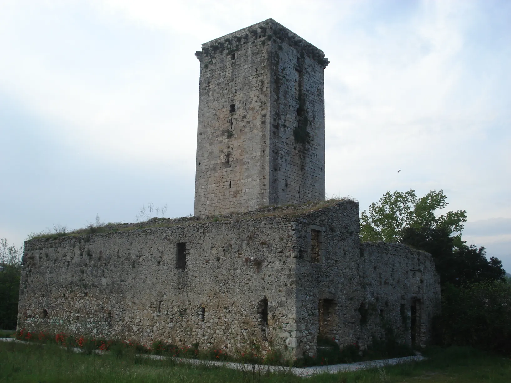 Photo showing: Sant'Eleuterio's Tower sited on the Liri river in Arce, a comune (municipality) in the province of Frosinone, in the region of Lazio, Italy.