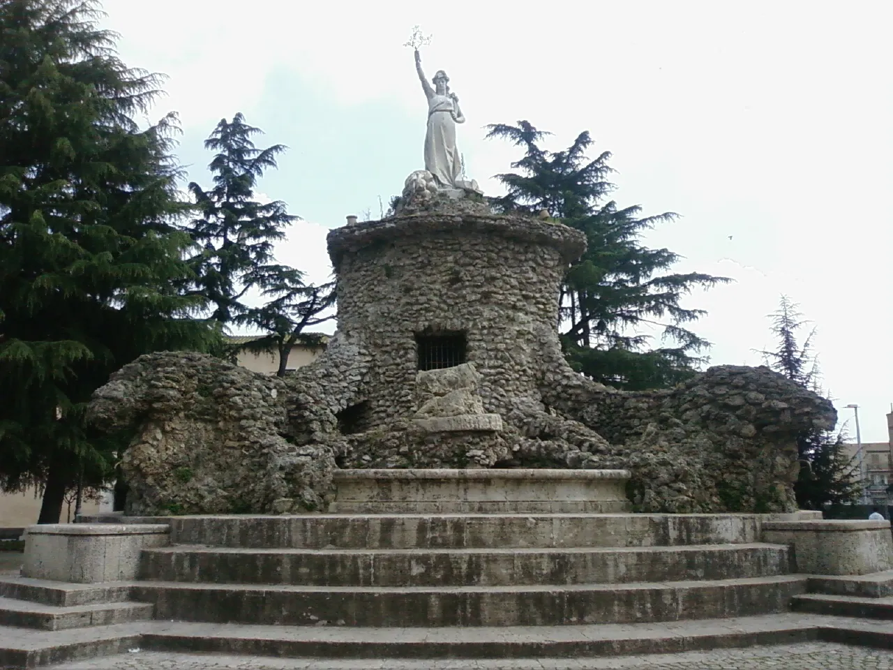 Photo showing: La Fontana Biondi, con la statua della Bella Ninfa è considerata il monumento-simbolo della città di Cisterna.