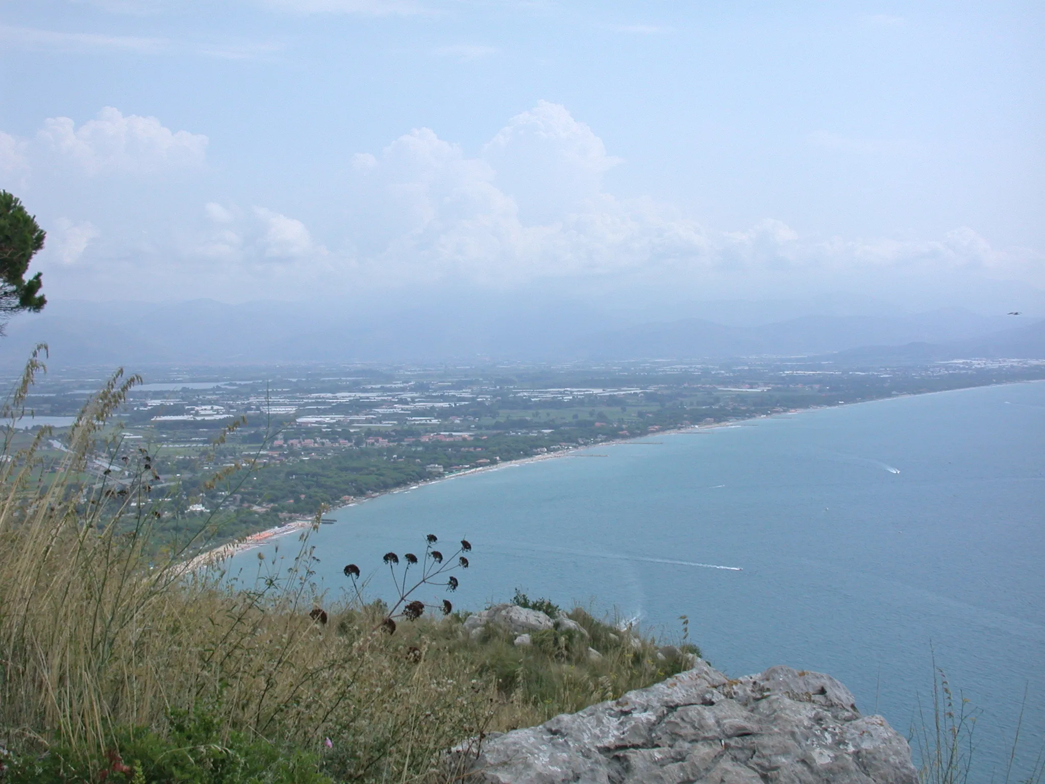 Photo showing: Piana tra Terracina e Fondi (provincia di Latina, Lazio, Italia), dal monte Sant'Angelo (santuario di Giove Anxur) sopra Terracina.