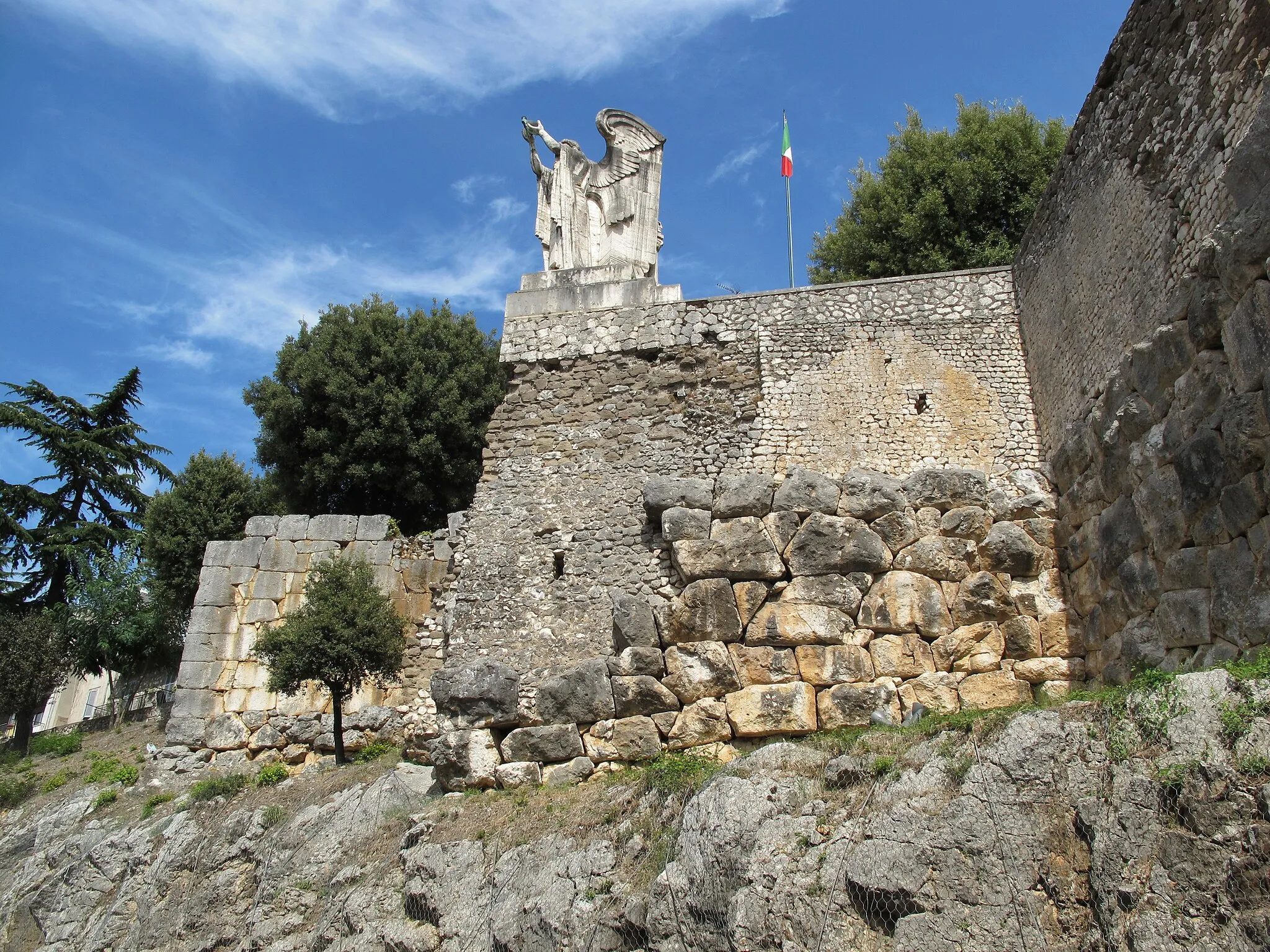 Photo showing: Monumento ai caduti edificato sulle antiche mura