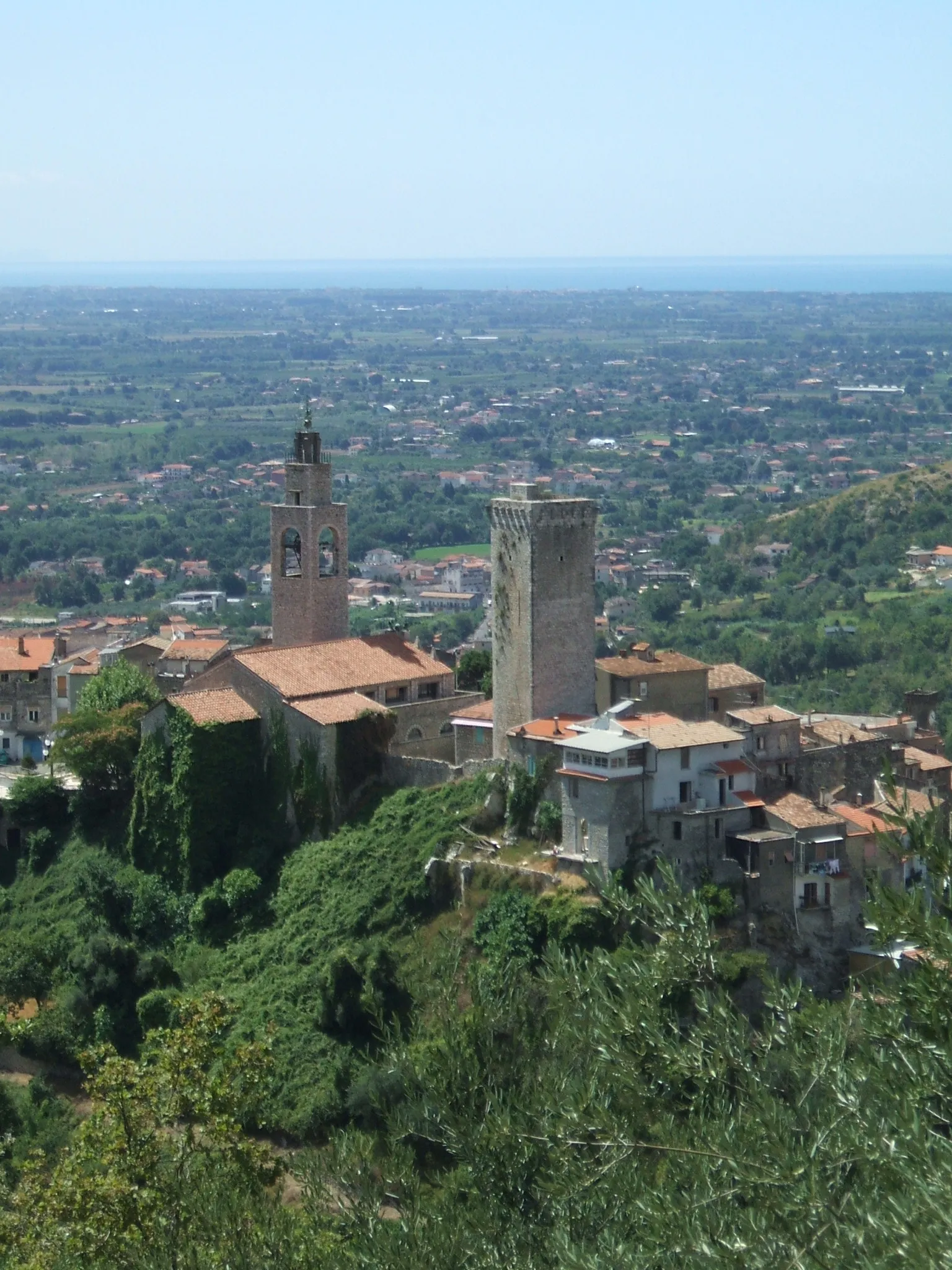 Photo showing: The Picture shows the view from the hill behind the town center of Castelforte ( Latina Province, Latium Region, Italy) of the Garigliano river valley and the Tyrrenian sea.