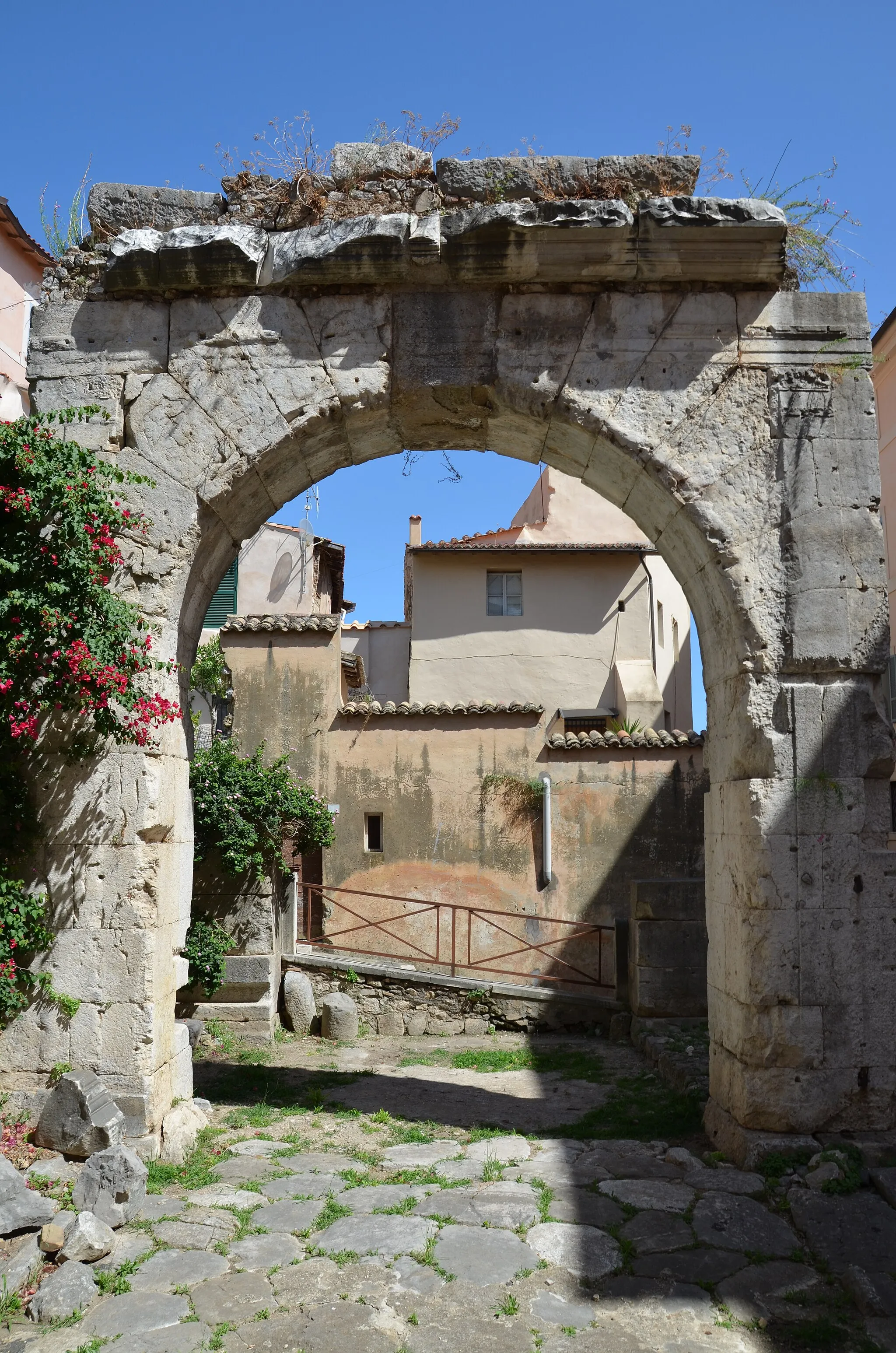 Photo showing: Remaining side of the quadrifrons (four-sided) arch under which lay a well-preserved stretch of the ancient Via Appia, Tarracina (Anxur), Terracina, Italy