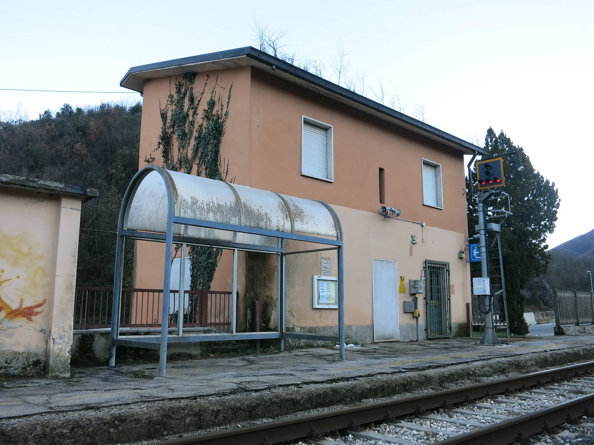 Photo showing: Labro-Moggio train station (province of Rieti, Lazio, Italy), on the Terni-Rieti-L'Aquila-Sulmona line.