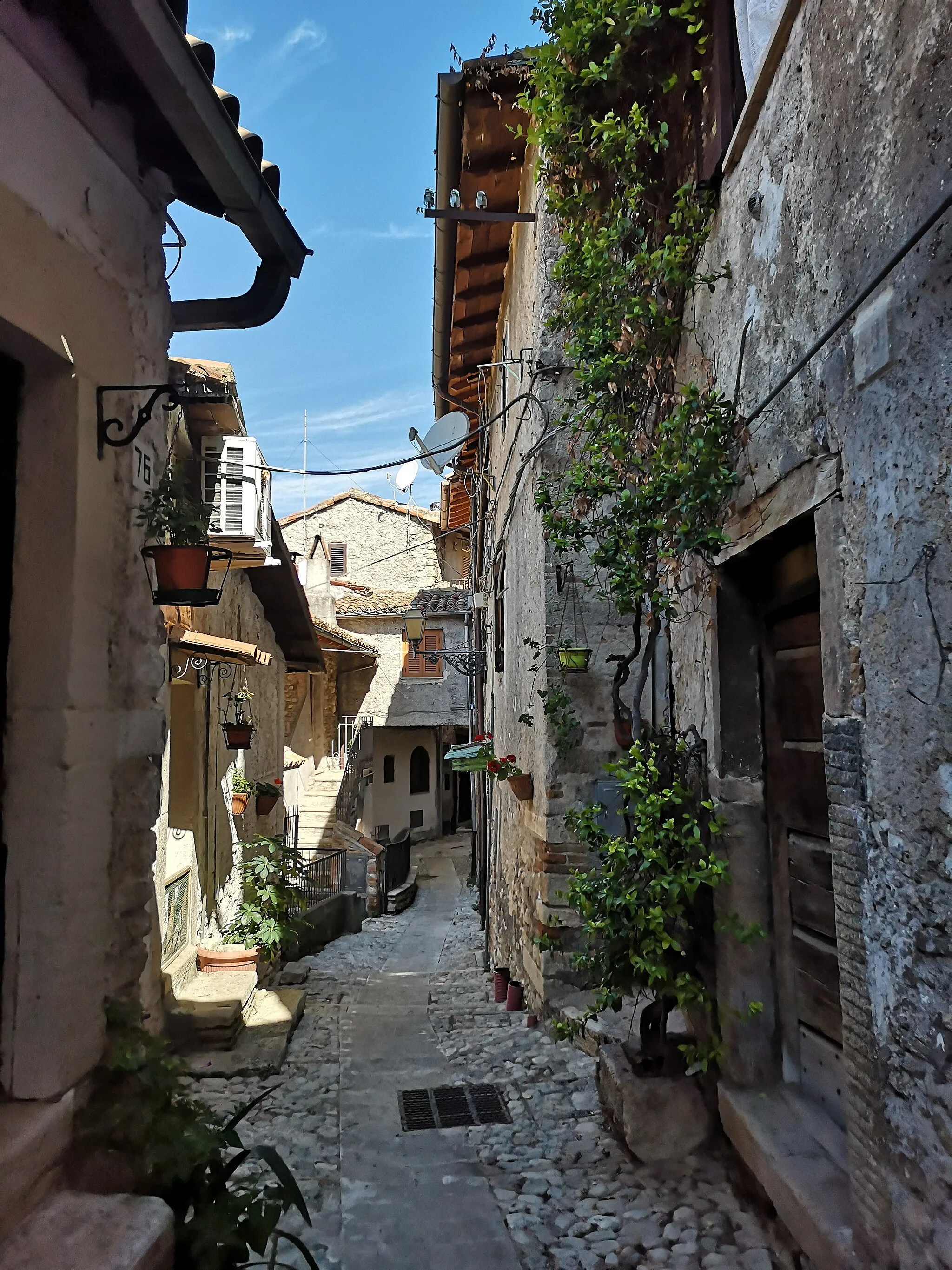 Photo showing: Un caratteristico vicolo del Borgo medioevale