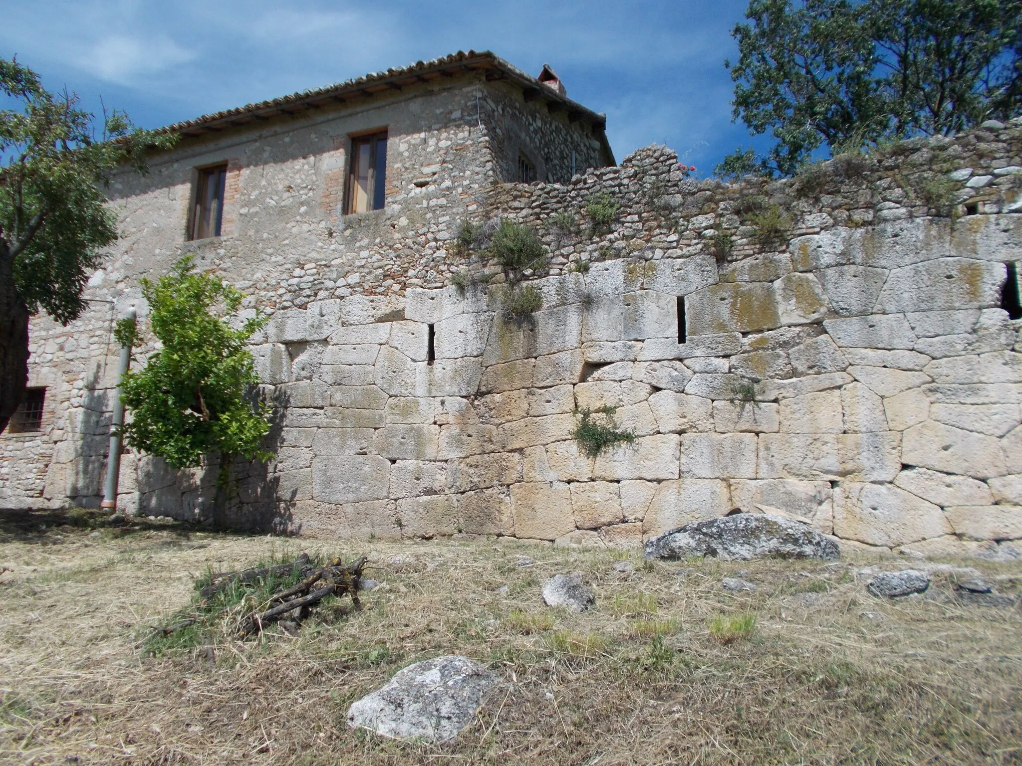 Photo showing: Le mura ciclopiche di Grotte di Torri, sulle quali nell'Ottocento è stato elevato un casale