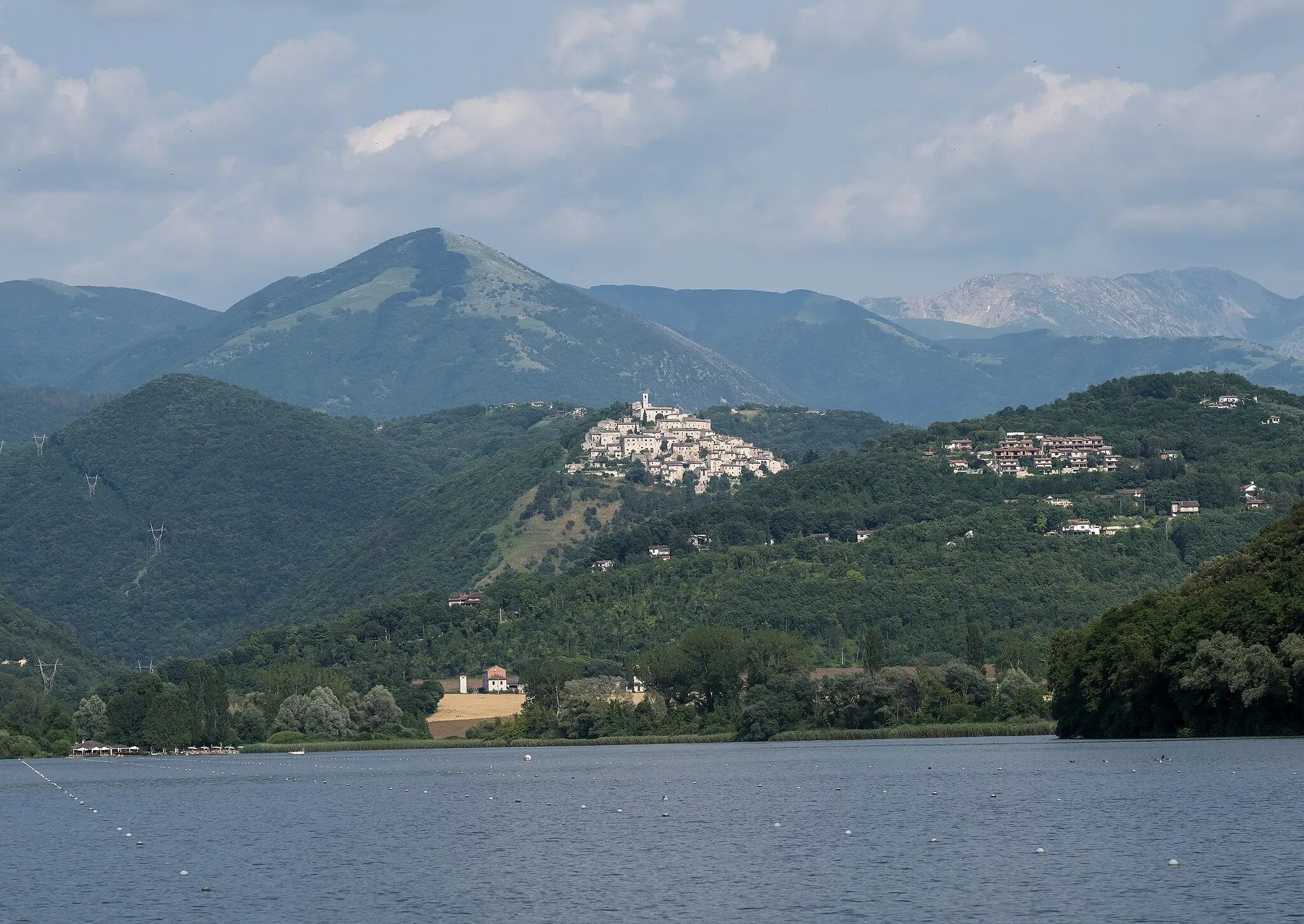 Photo showing: Morro reatino visto da Piediluco