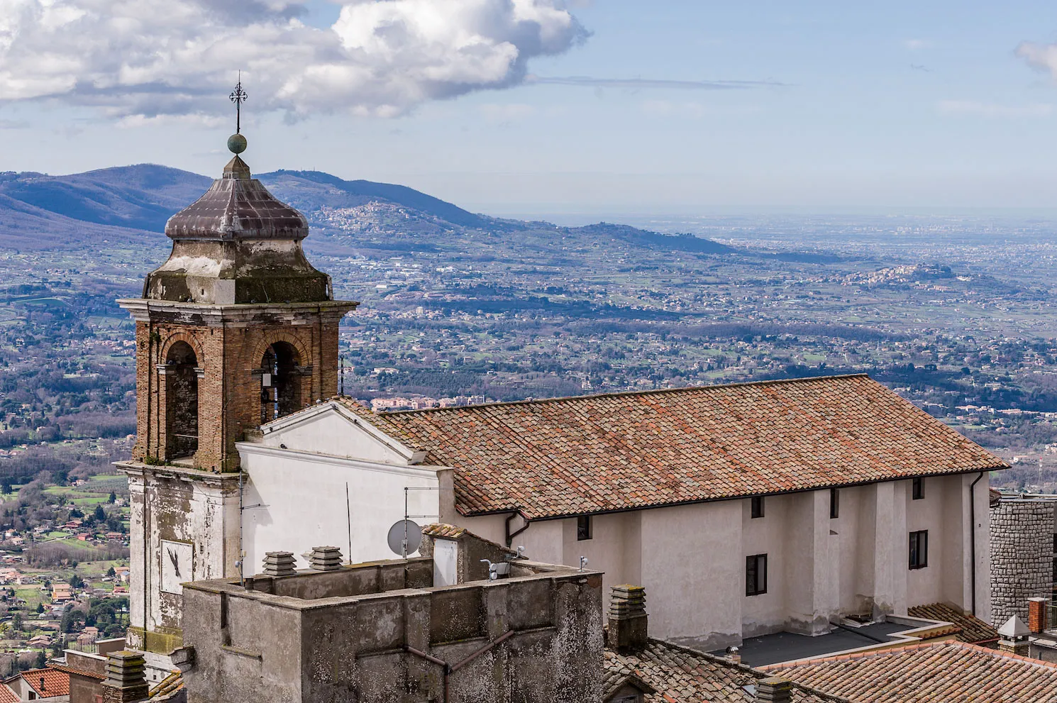 Photo showing: Chiesa di San Pietro e panorama sui Castelli Romani e Roma