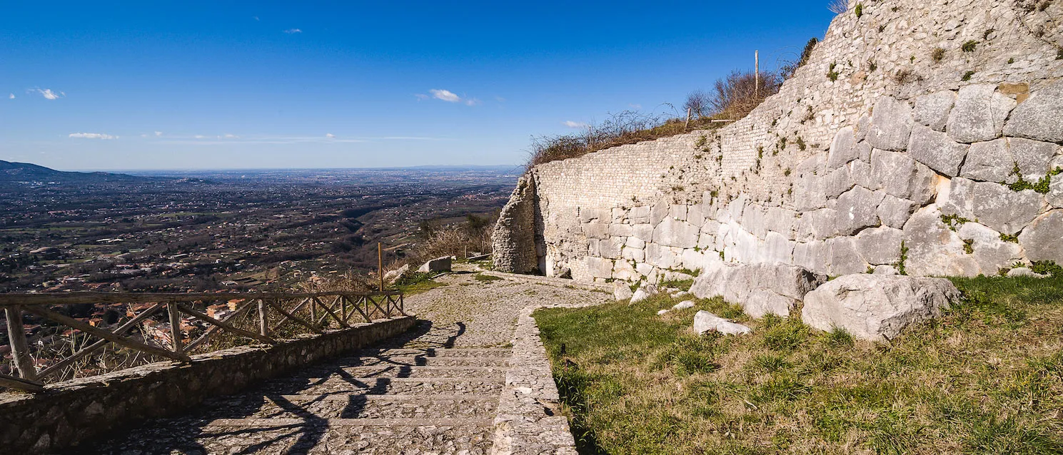 Photo showing: Un tratto delle mura poligonali di  Castel San Pietro Romano
