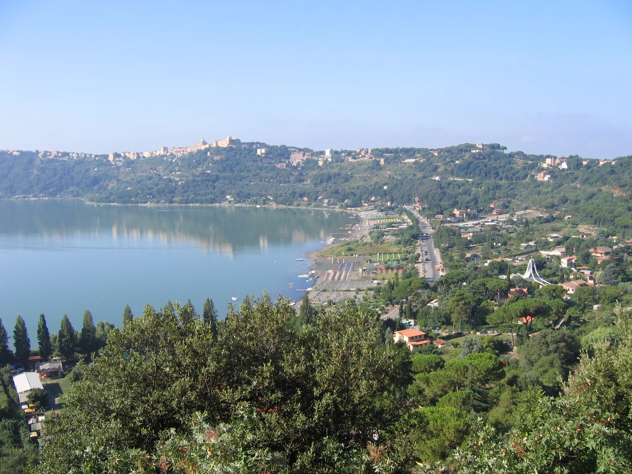 Photo showing: Municipality of Castel Gandolfo and the lake Albano, in Italy.
