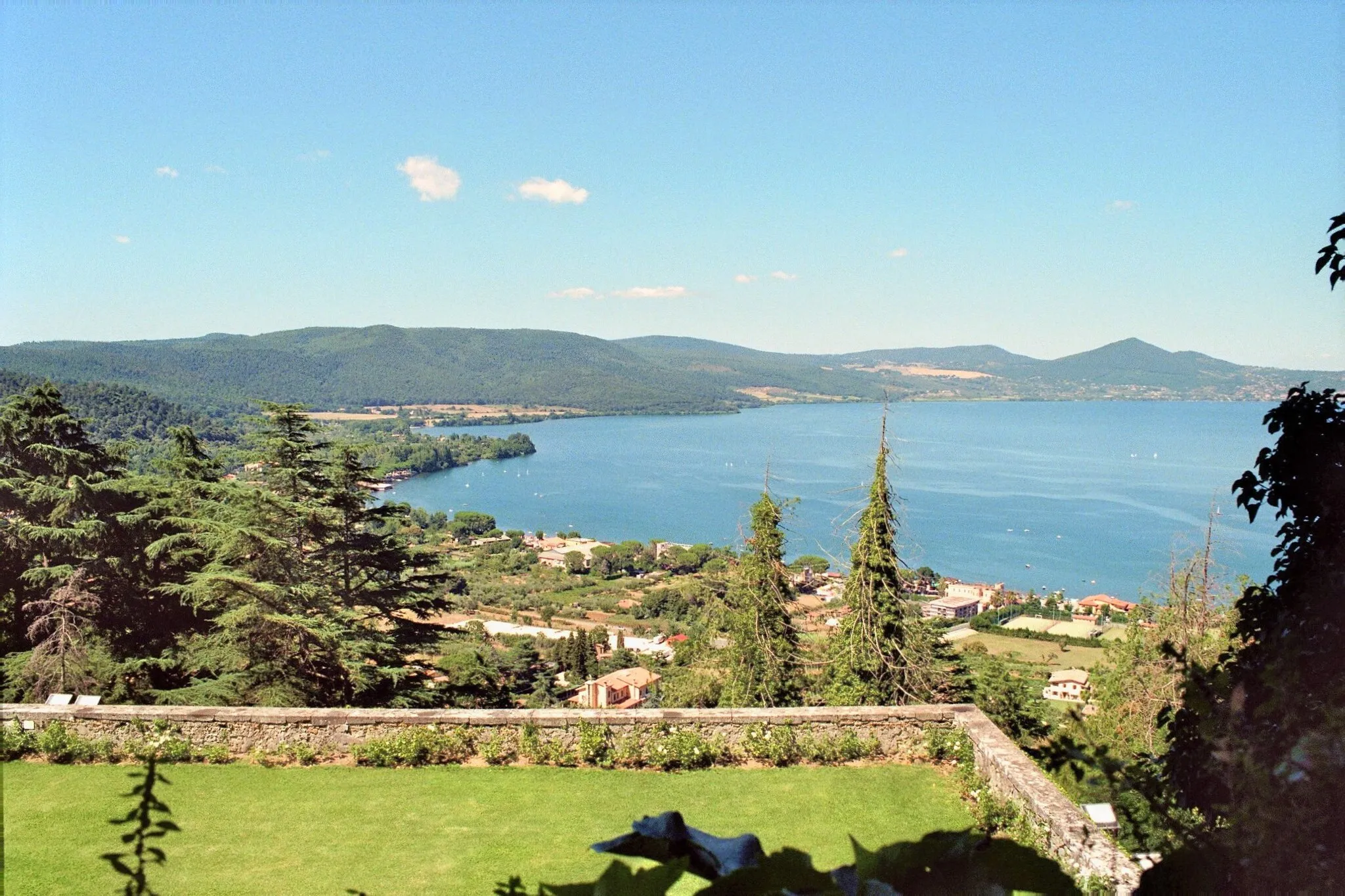Photo showing: Bracciano, Italy: Lake Bracciano and Monti Sabatini