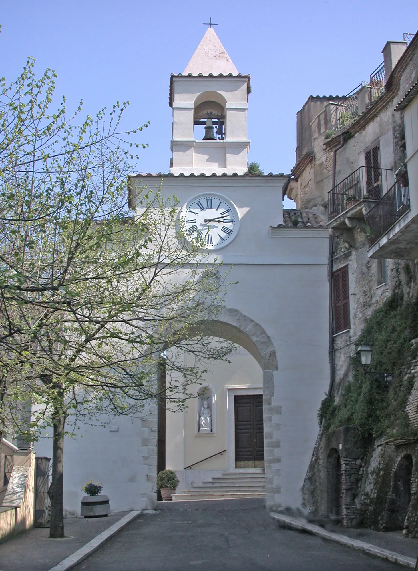 Photo showing: Italia, Lazio, provincia di Roma, Montelibretti, arco di ingresso al borgo medioevale con facciata della chiesa di San Nicola di Bari