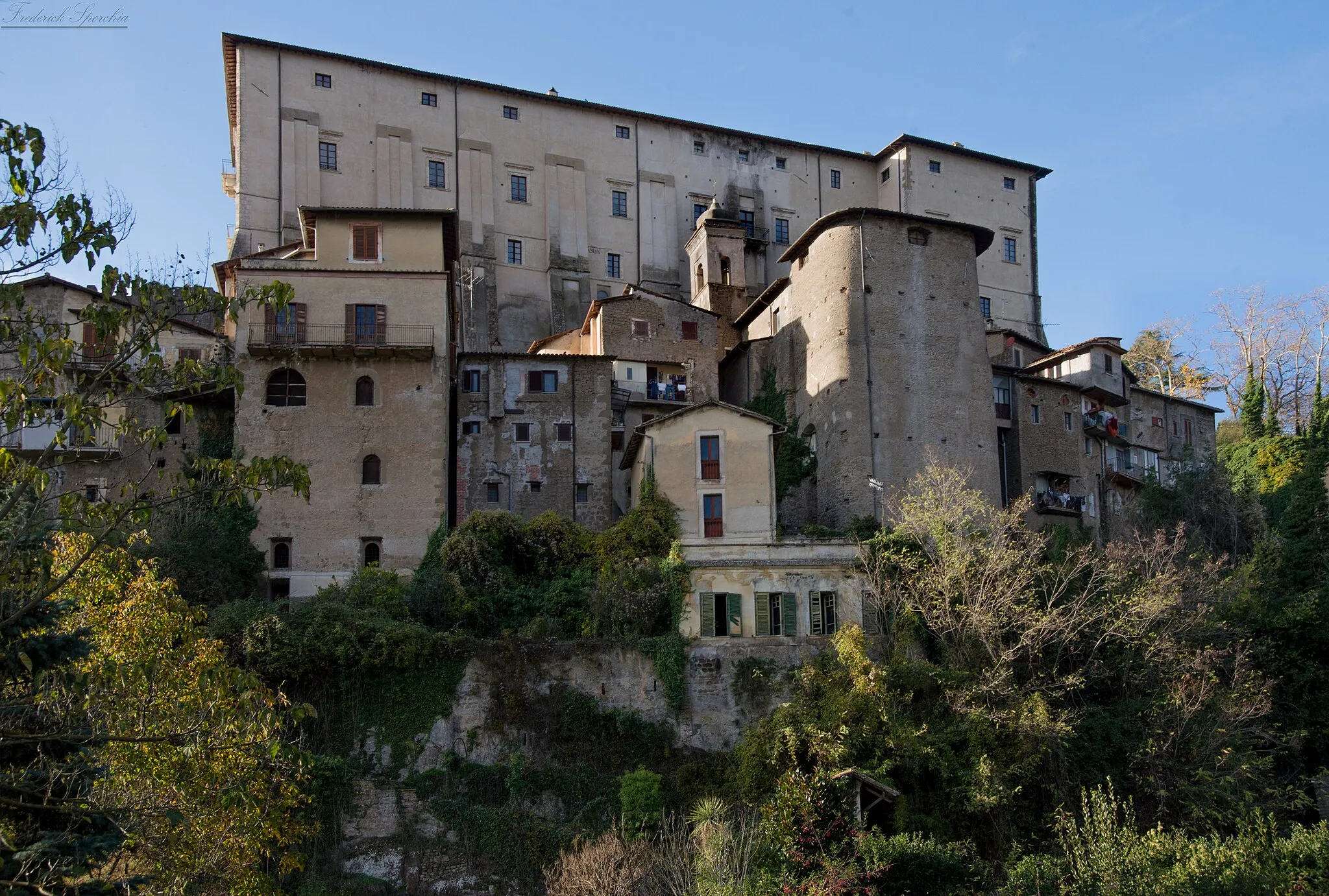 Photo showing: Castello Colonna e chiesa di San Giovanni visti da Via Aldo Moro