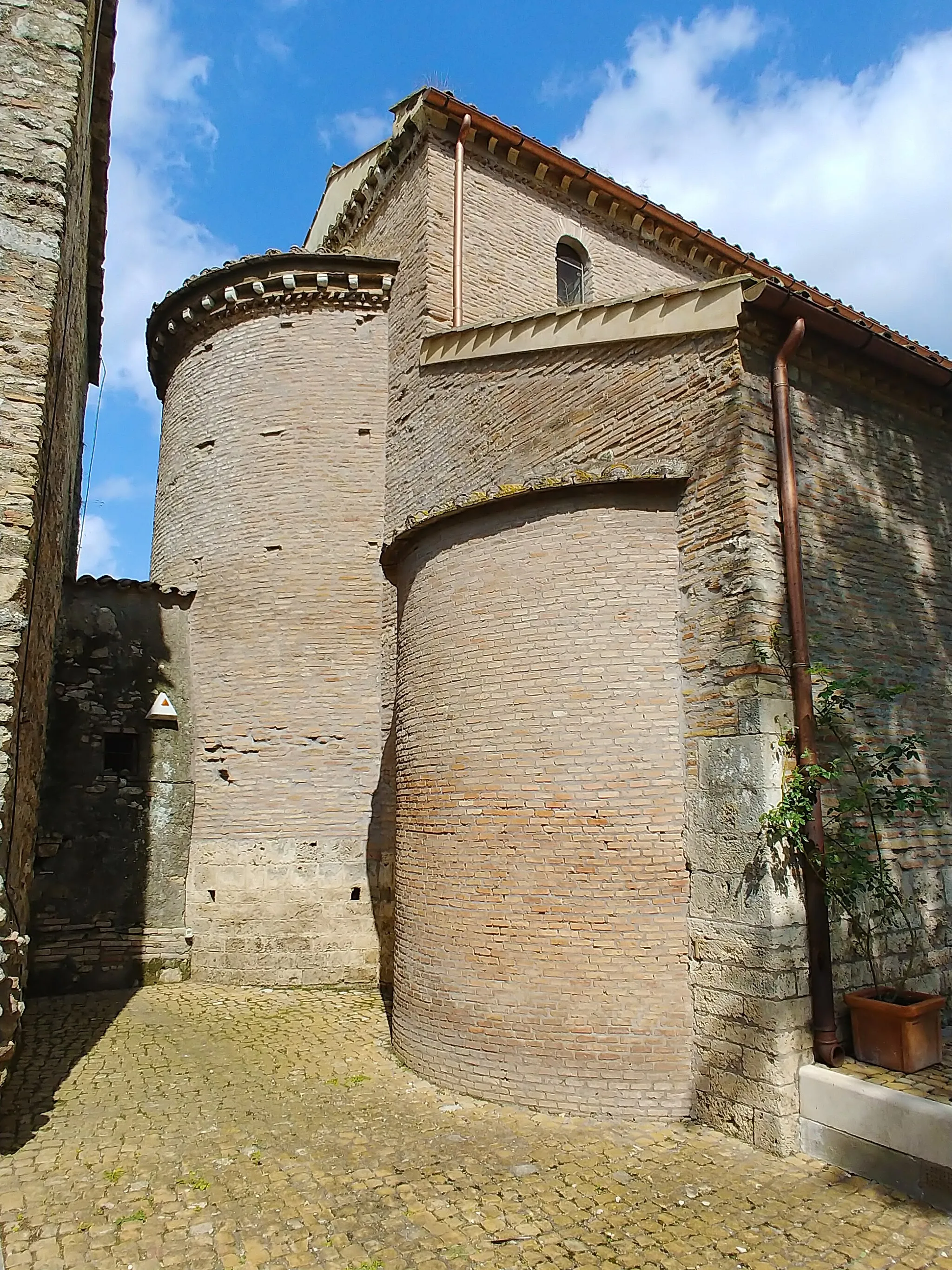 Photo showing: Esterno dell'abside maggiore e dell'absidiola sinistra.
