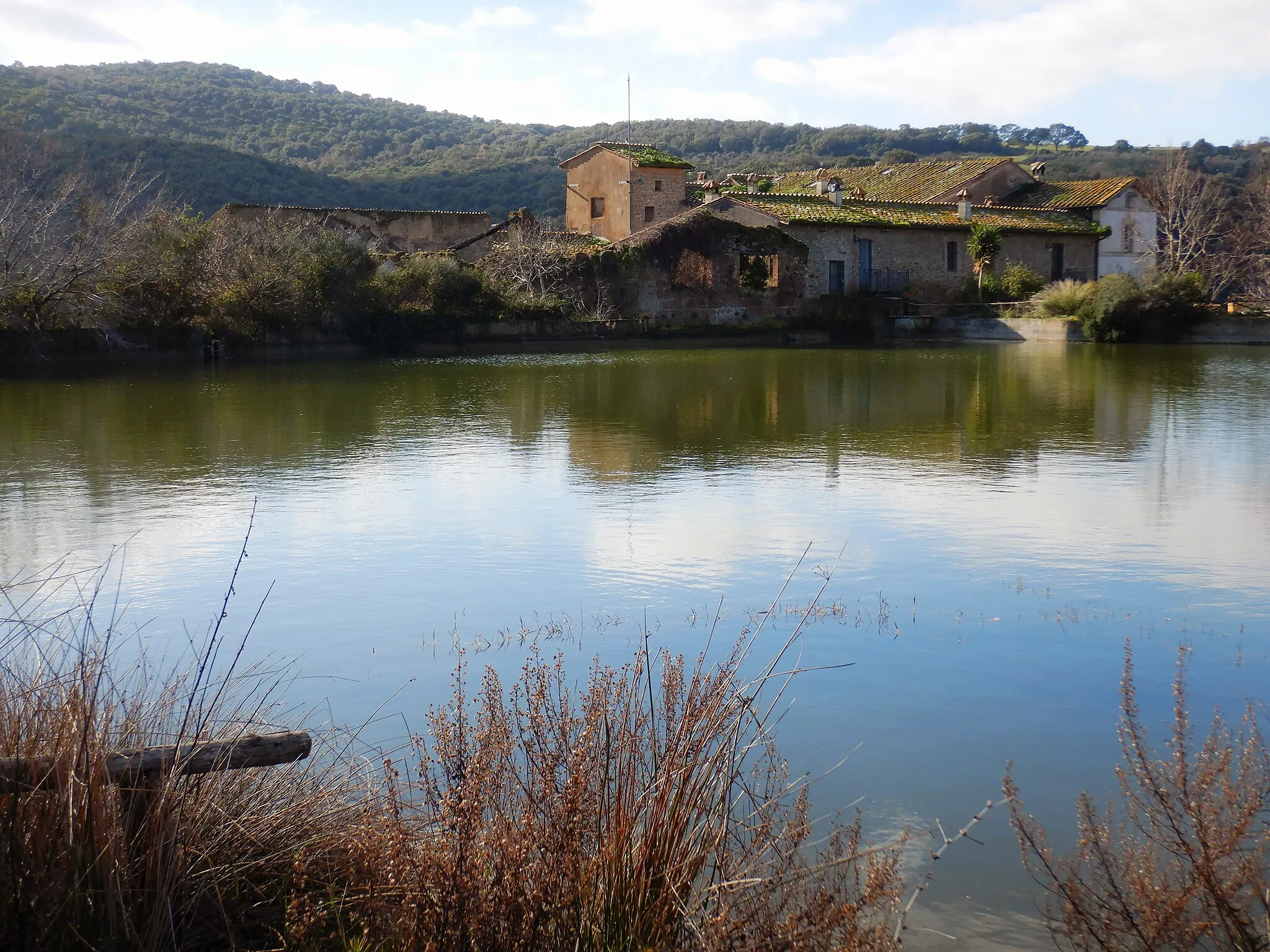 Photo showing: Comprensorio Tolfetano-Cerite-Manziate (Q61861683)
Borgo con laghetto alla Farnesiana, Allumiere