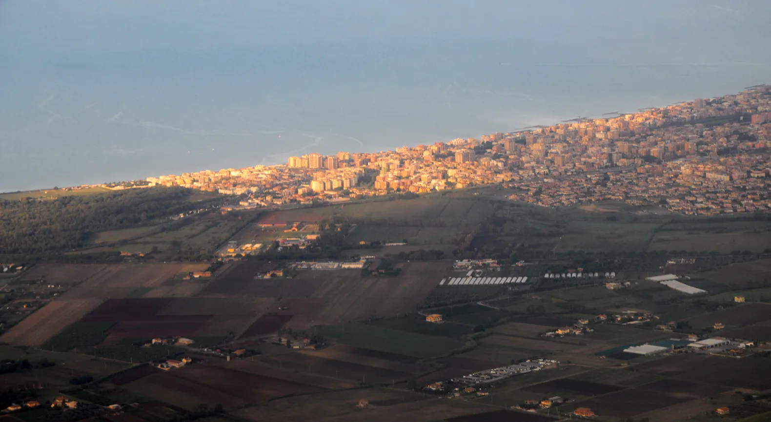 Photo showing: Aerial view of the town of Ladispoli, located about 25 km northwest of Rome. The Tyrrhenian Sea is seen in the background.