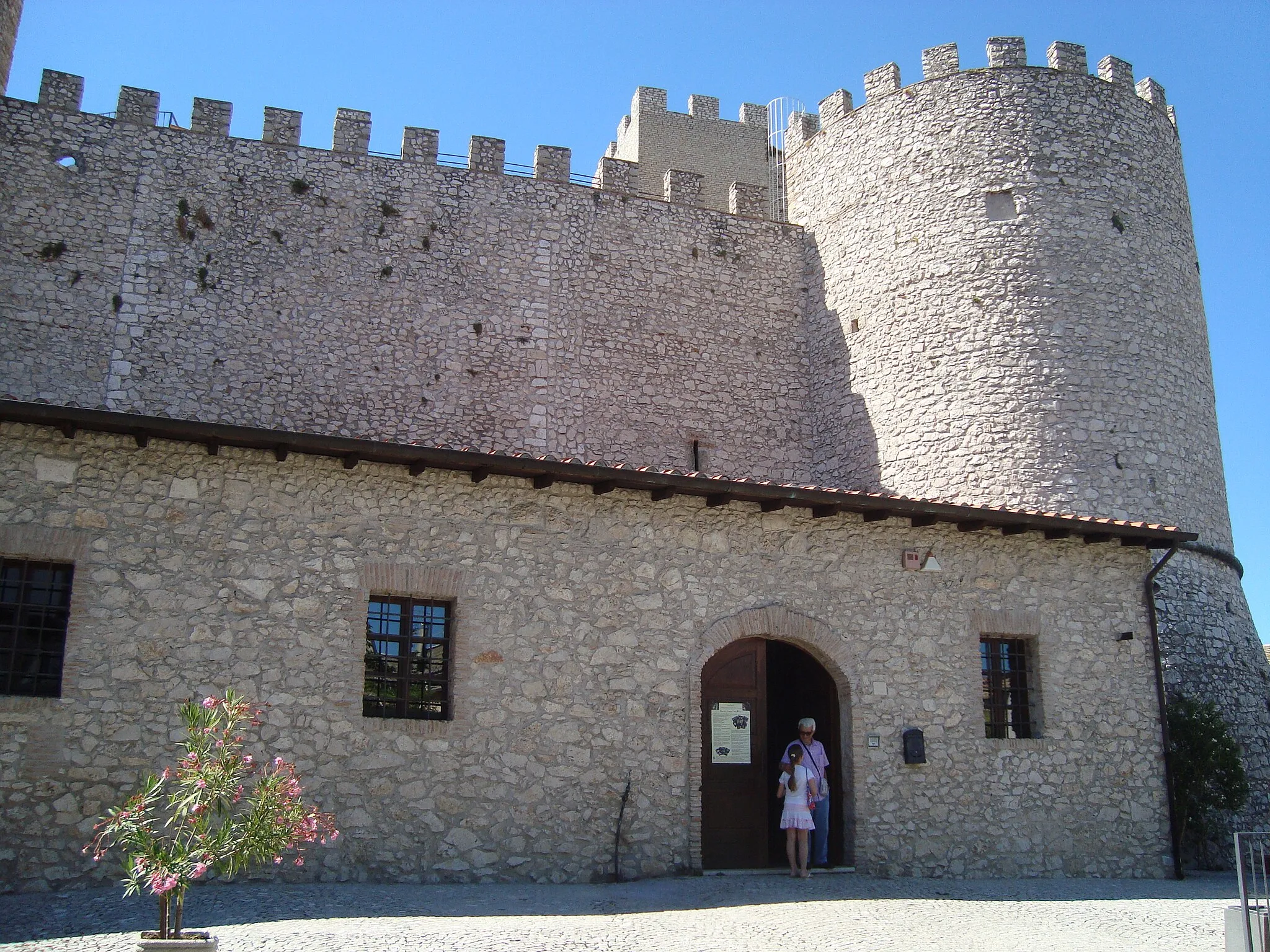 Photo showing: Castello Orsini's main entrance