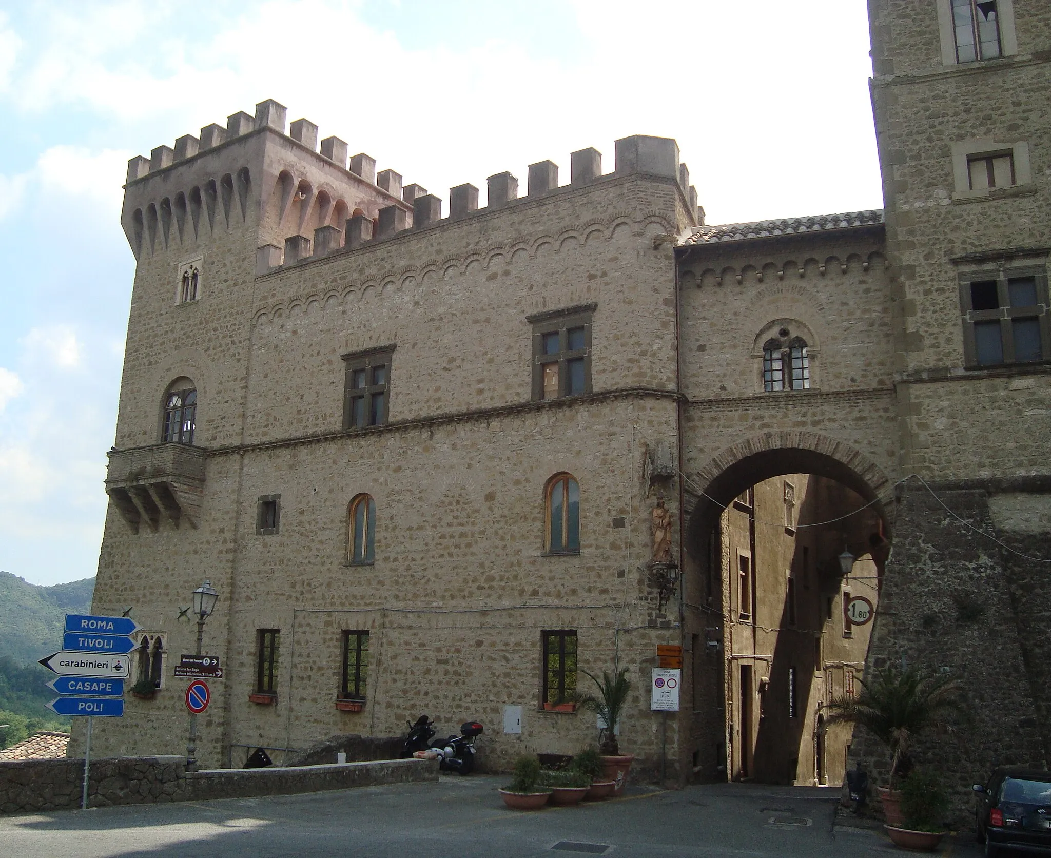 Photo showing: Vue de l'entrée du Castello Brancaccio à San Gregorio da Sassola