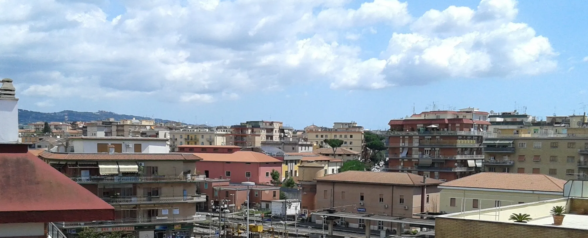 Photo showing: Panorama di Ciampino da piazza John Fitzgerald Kennedy. In basso al centro: la principale stazione ferroviaria della città.