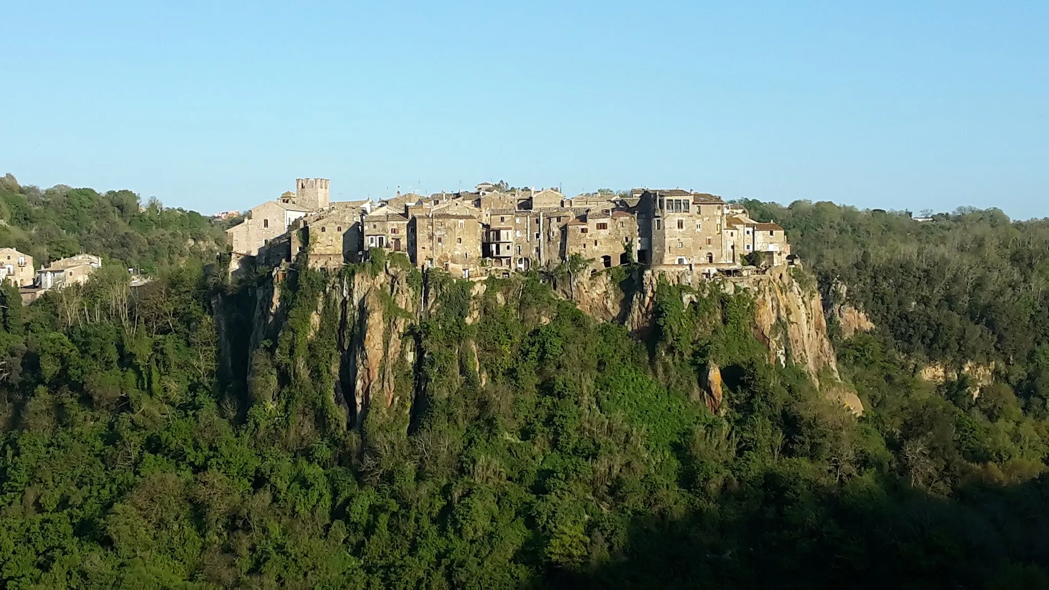 Photo showing: The historical borgo of Calcata in the Province of Viterbo (Italy), north of Rome. Picture taken from northeast, from the S. Maria di Castelvecchio on the other side of the Treja Valley.