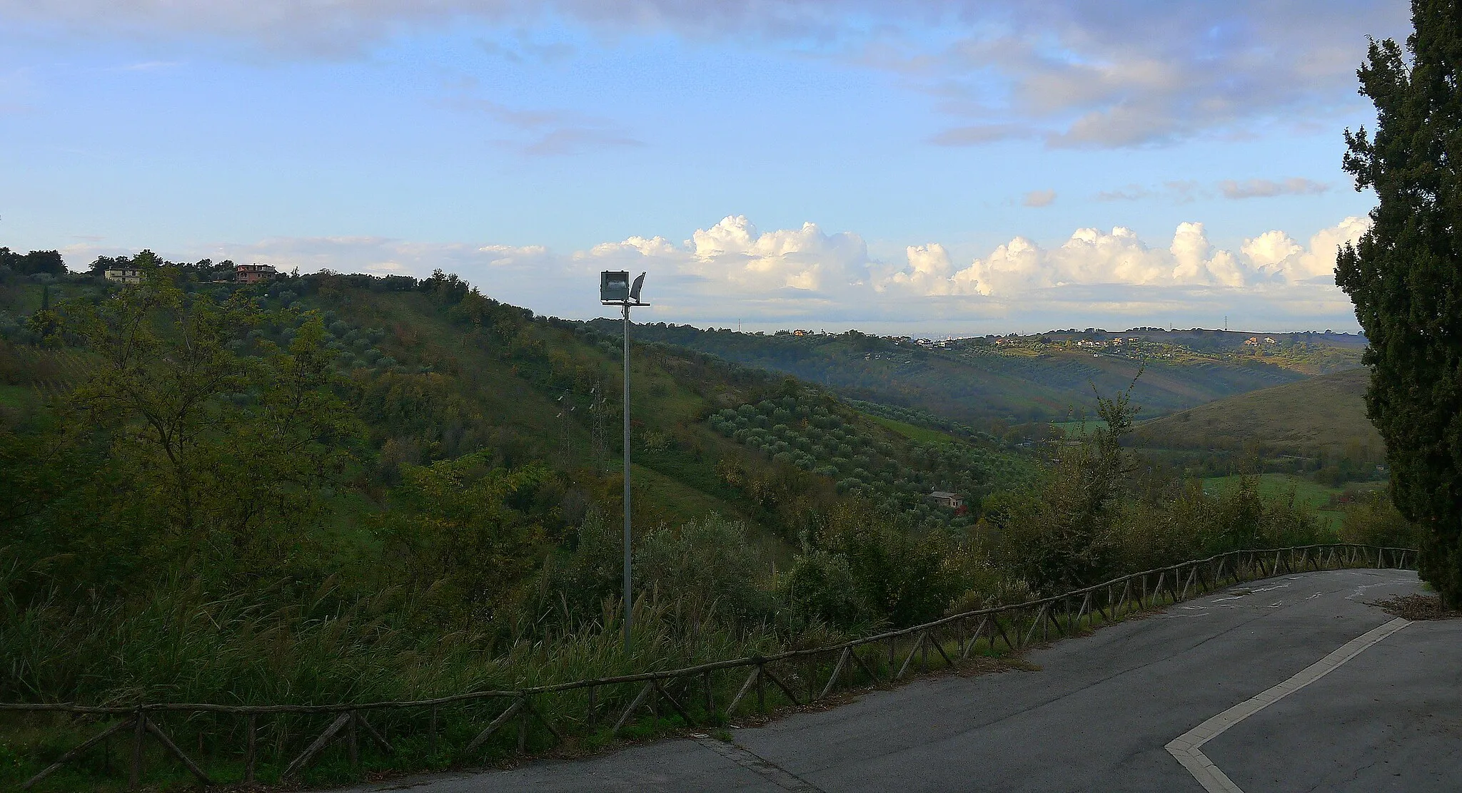 Photo showing: krajobraz jesienny obok hotelu Belvedere - Mentana