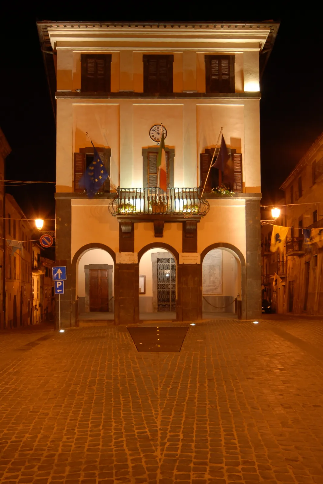 Photo showing: The Town Hall by night