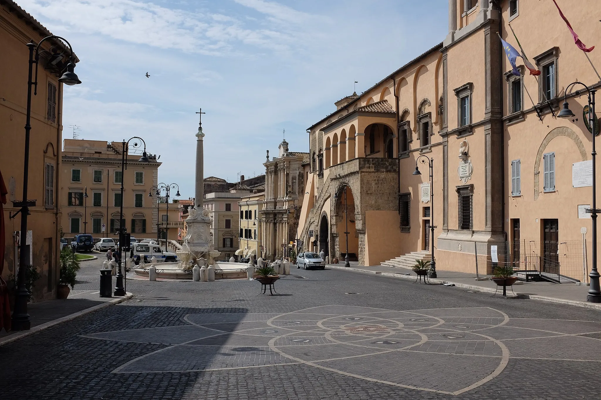 Photo showing: The town square of Tarquinia with the city hall (Palazzo Comunale) on the right.