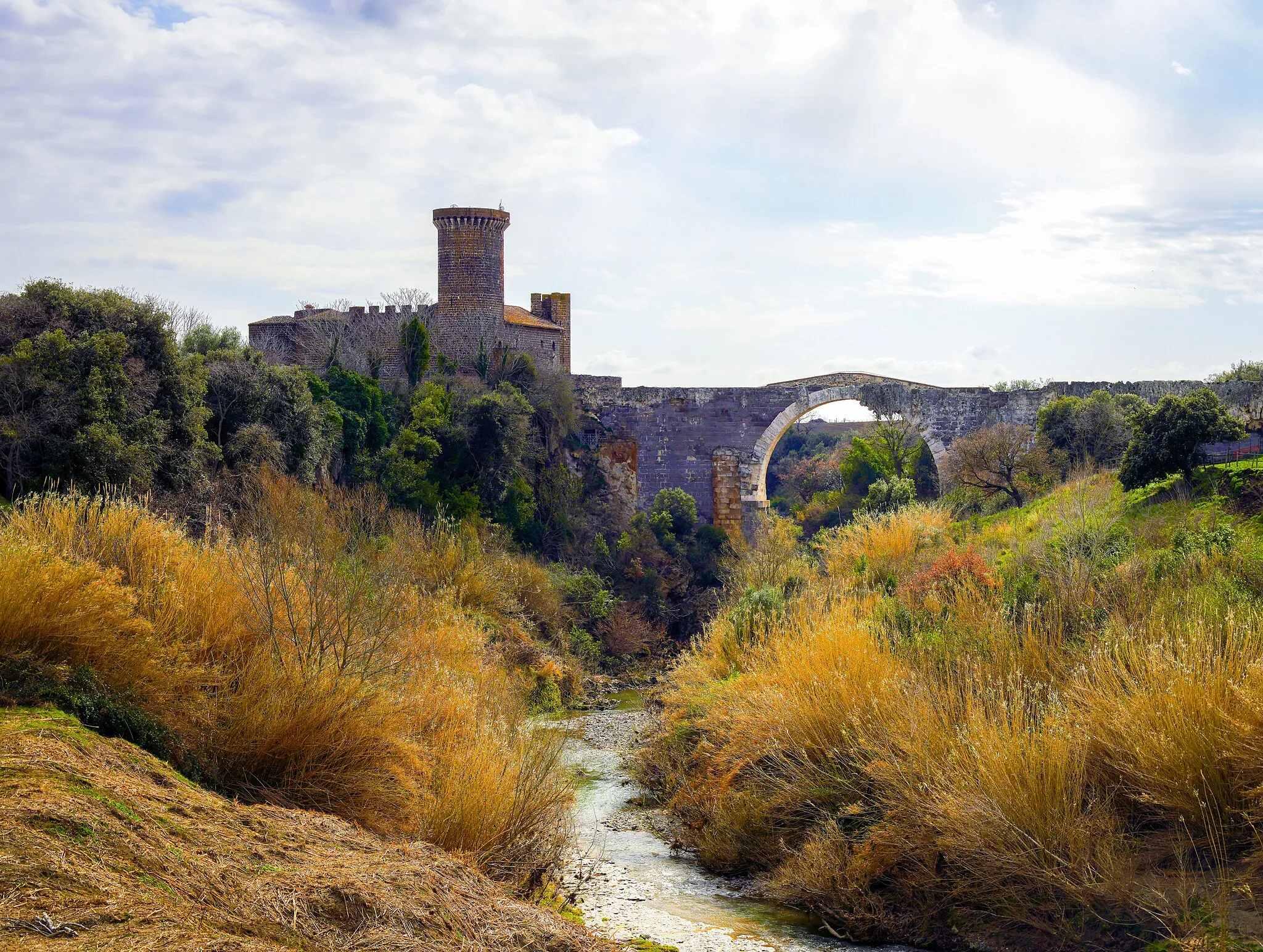 Photo showing: Castello dell'Abbadia con il ponte del diavolo.jpg