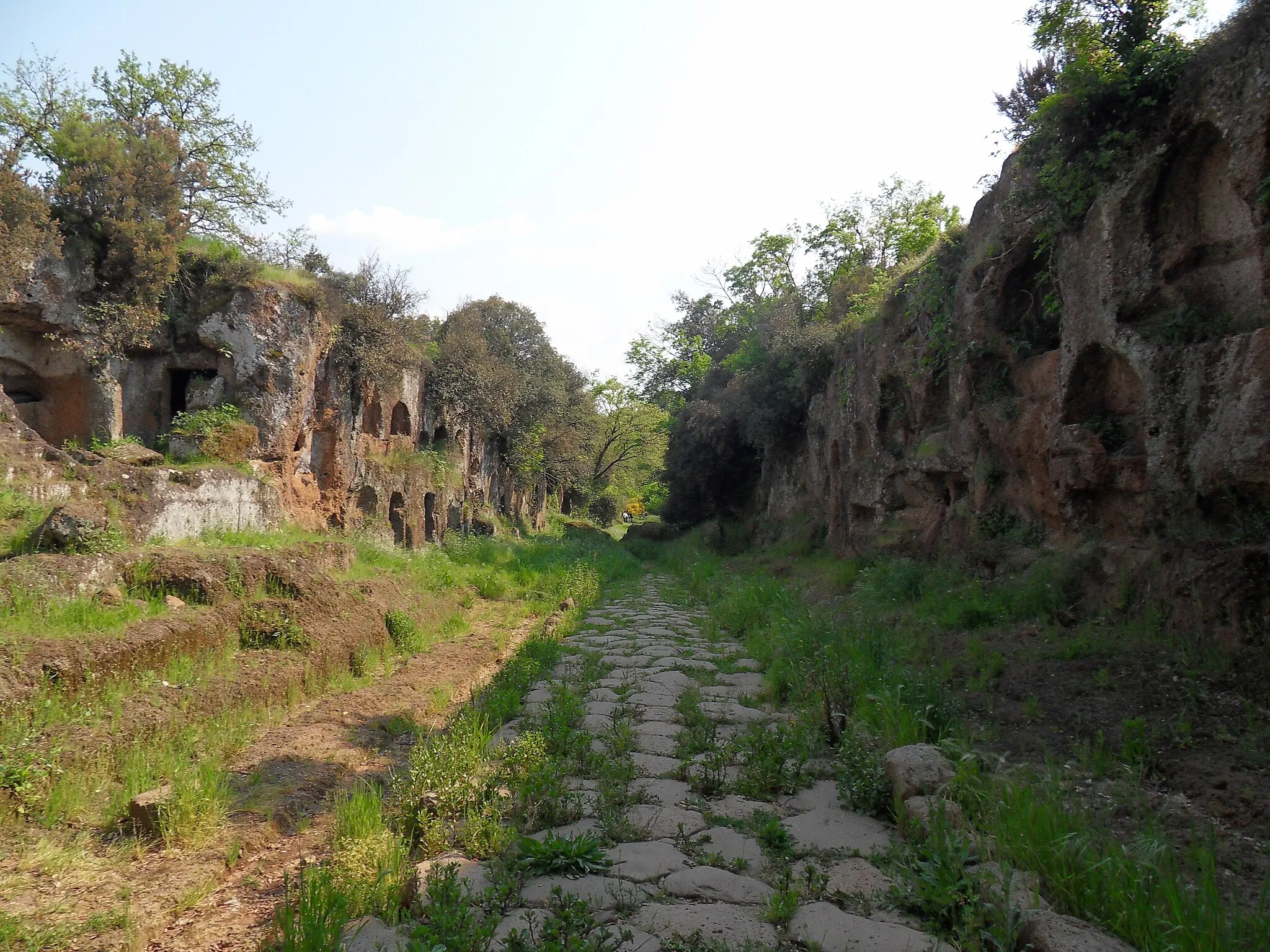 Photo showing: The necropolis of "Tre ponti": the "Cavo degli Zucchi" with the roman's way Amerina