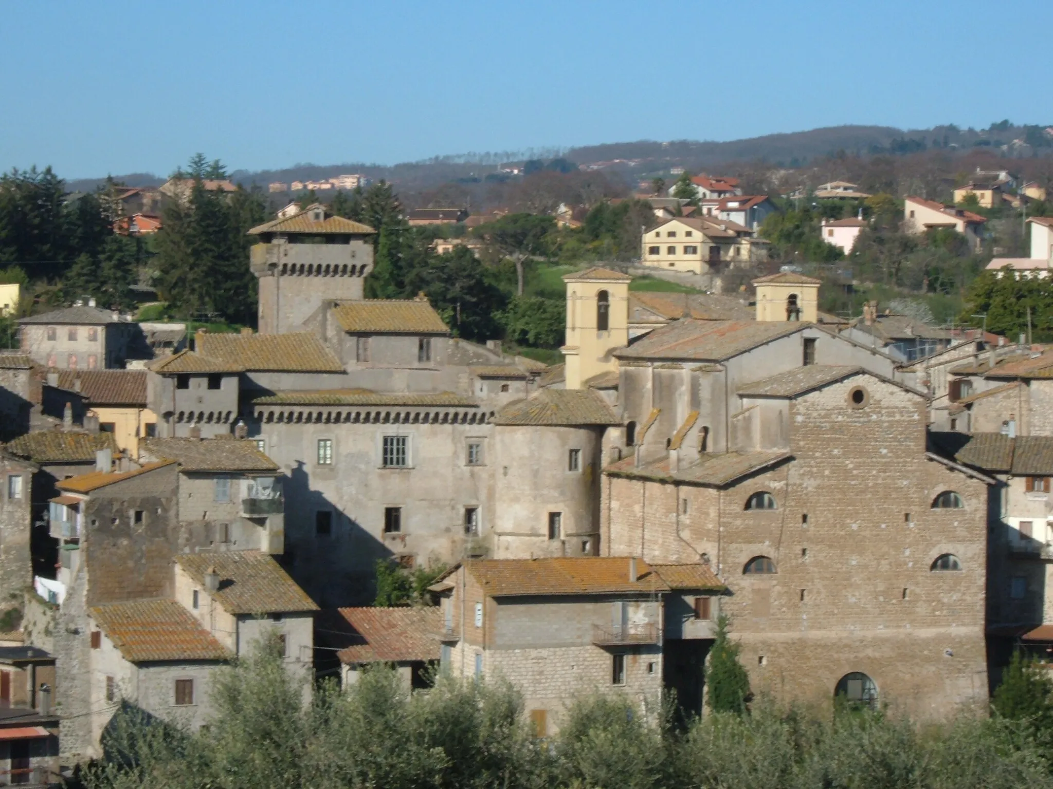 Photo showing: Vista del castello e del retro della chiesa di San Pietro a Carbognano