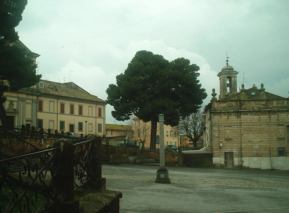 Photo showing: Scorcio della piazza principale di Monte Romano, Piazza Dante. Sullo sfondo il palazzo delle Carceri e la Torre dell'Orologio e sulla sinistra si intravede la Chiesa di Santo Spirito.
