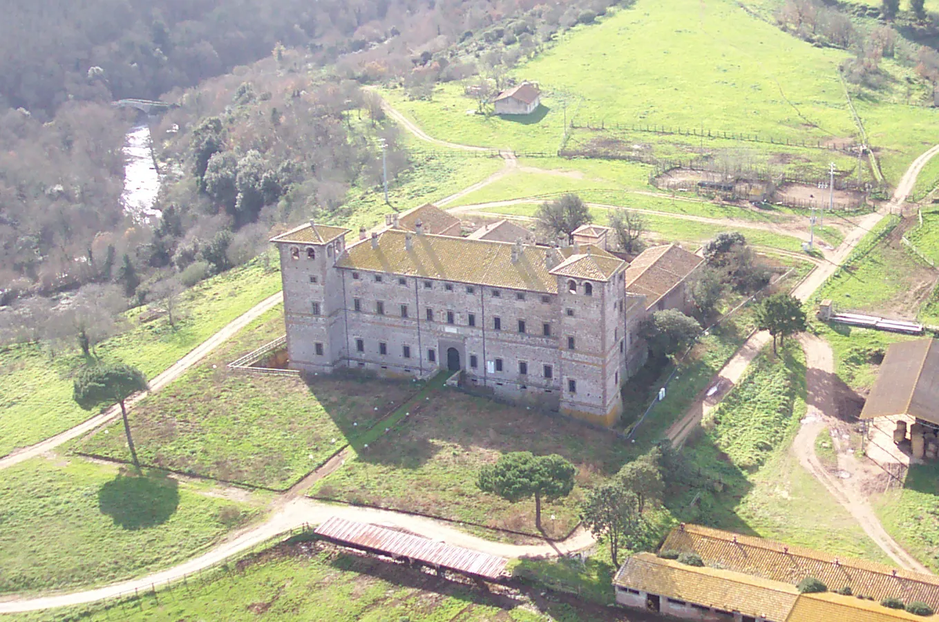 Photo showing: Foto aerea del Castello di Roccarespampani con il ponte di "Fra' Cirillo" sulla sinistra a collegare le sponde del fiume Traponzo.