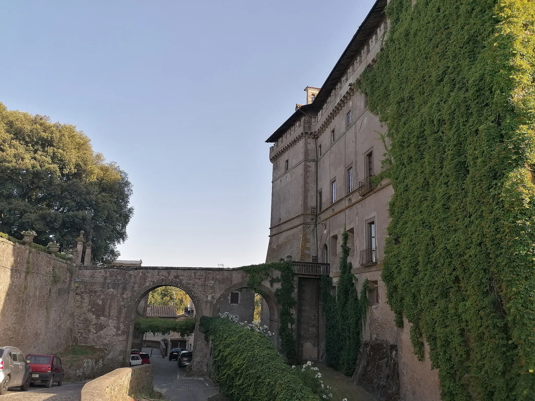 Photo showing: Ponte del castello Ruspoli, costruito tra il castello e il suo giardino.