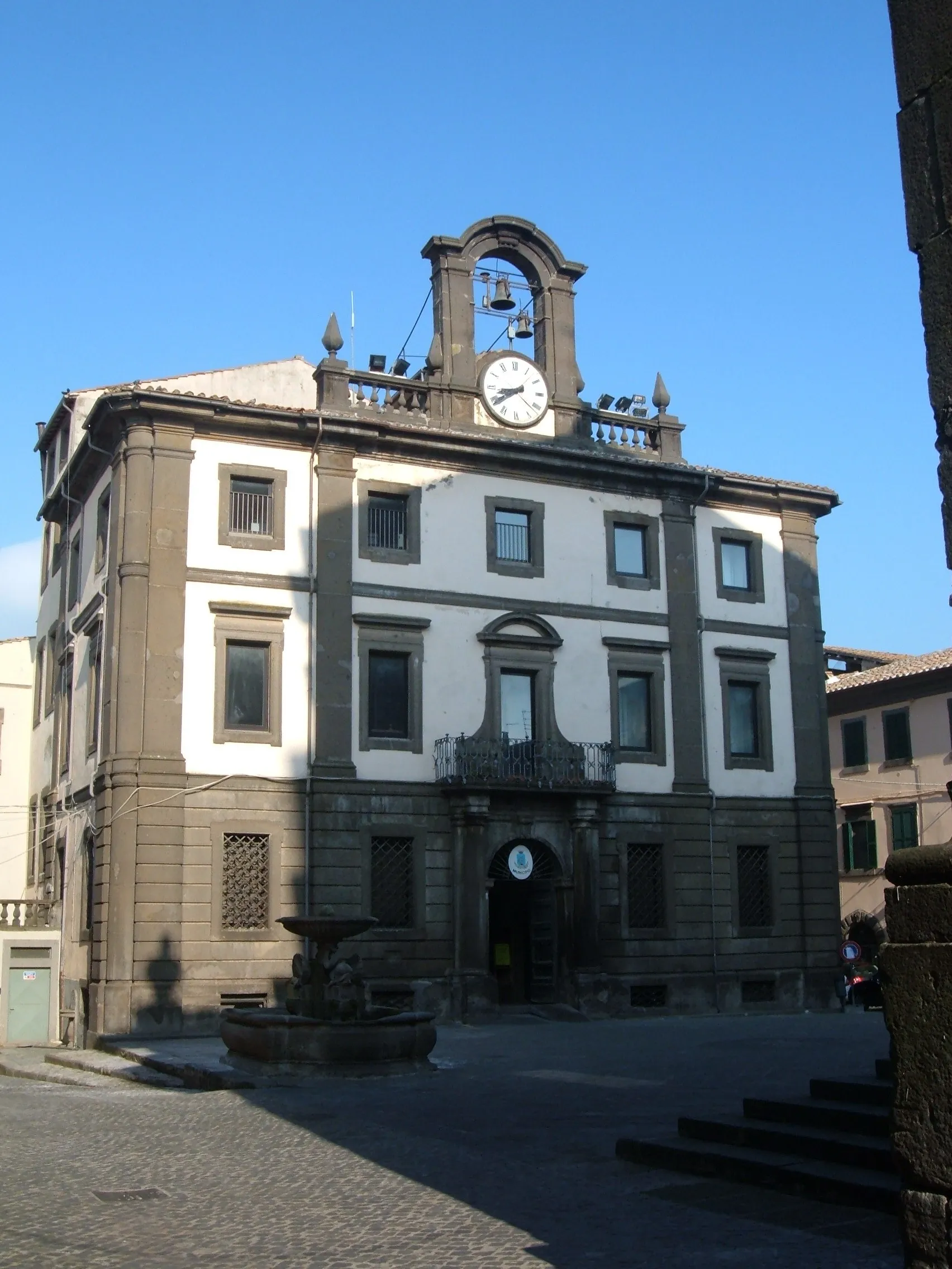 Photo showing: Palazzo comunale di Vetralla, opera dell’architetto Filippo Barigioni (1731).