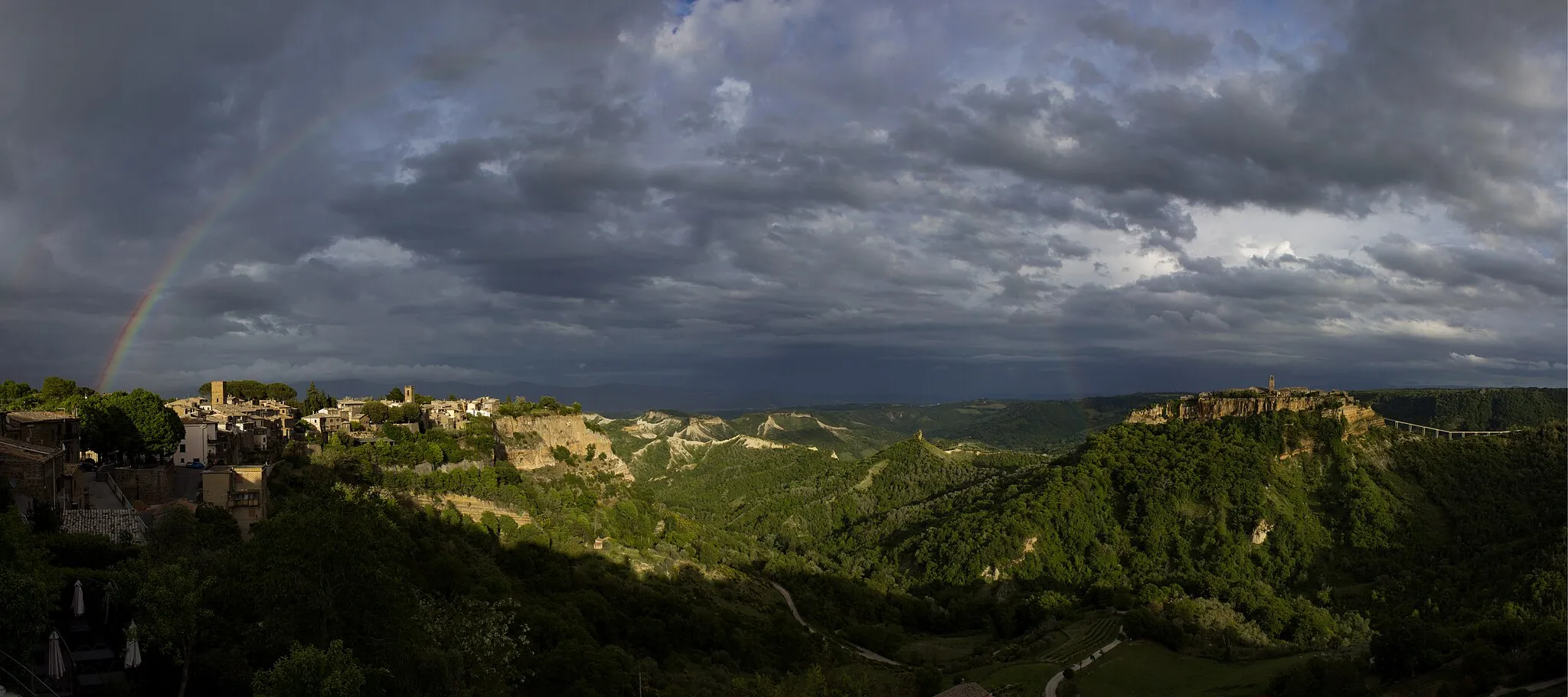 Photo showing: Veduta panoramica dalla Chiesa della Madonna del Poggio. Da sinistra verso destra Lubriano, la Valle dei Calanchi e Civita di Bagnoregio