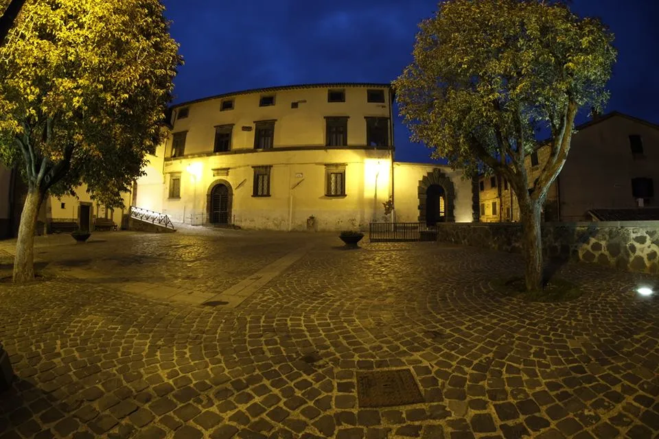 Photo showing: Vista in notturna di Piazza della Rocca nel Comune di Latera.