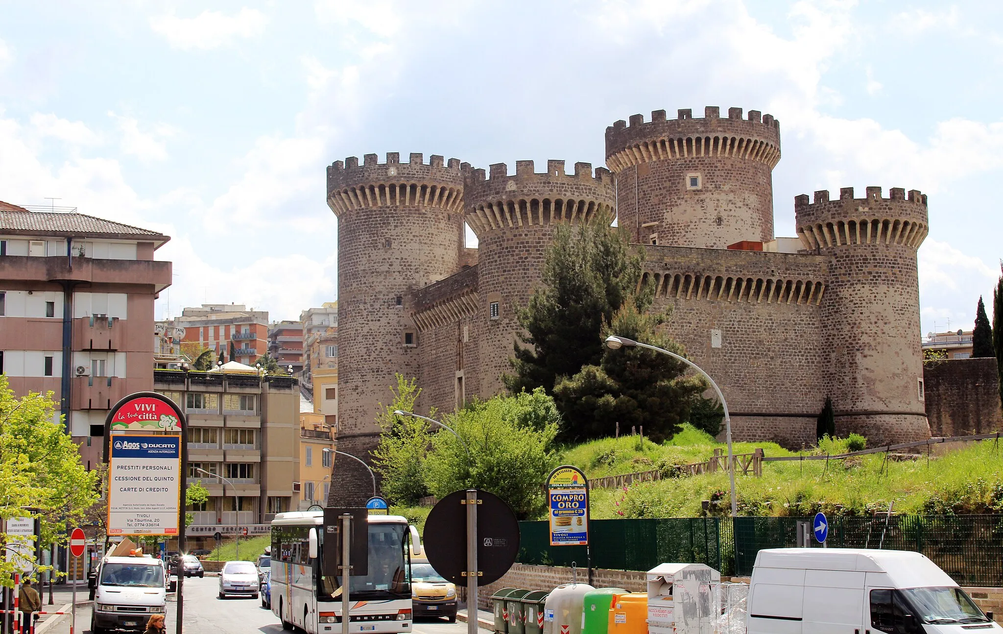 Photo showing: Castle Rocca Pia in town Tivoli, Italy