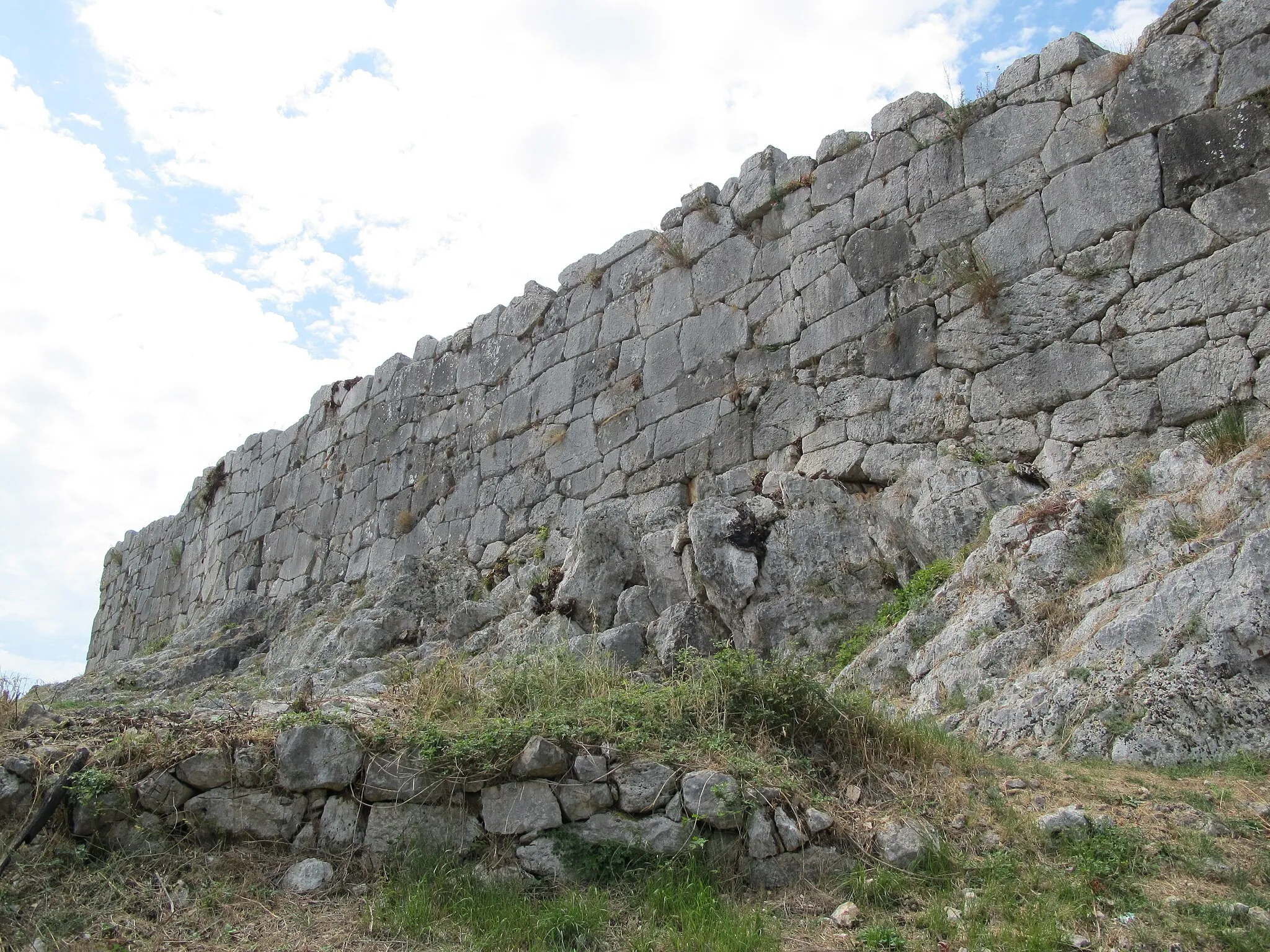 Photo showing: Tratto di mura poligonali