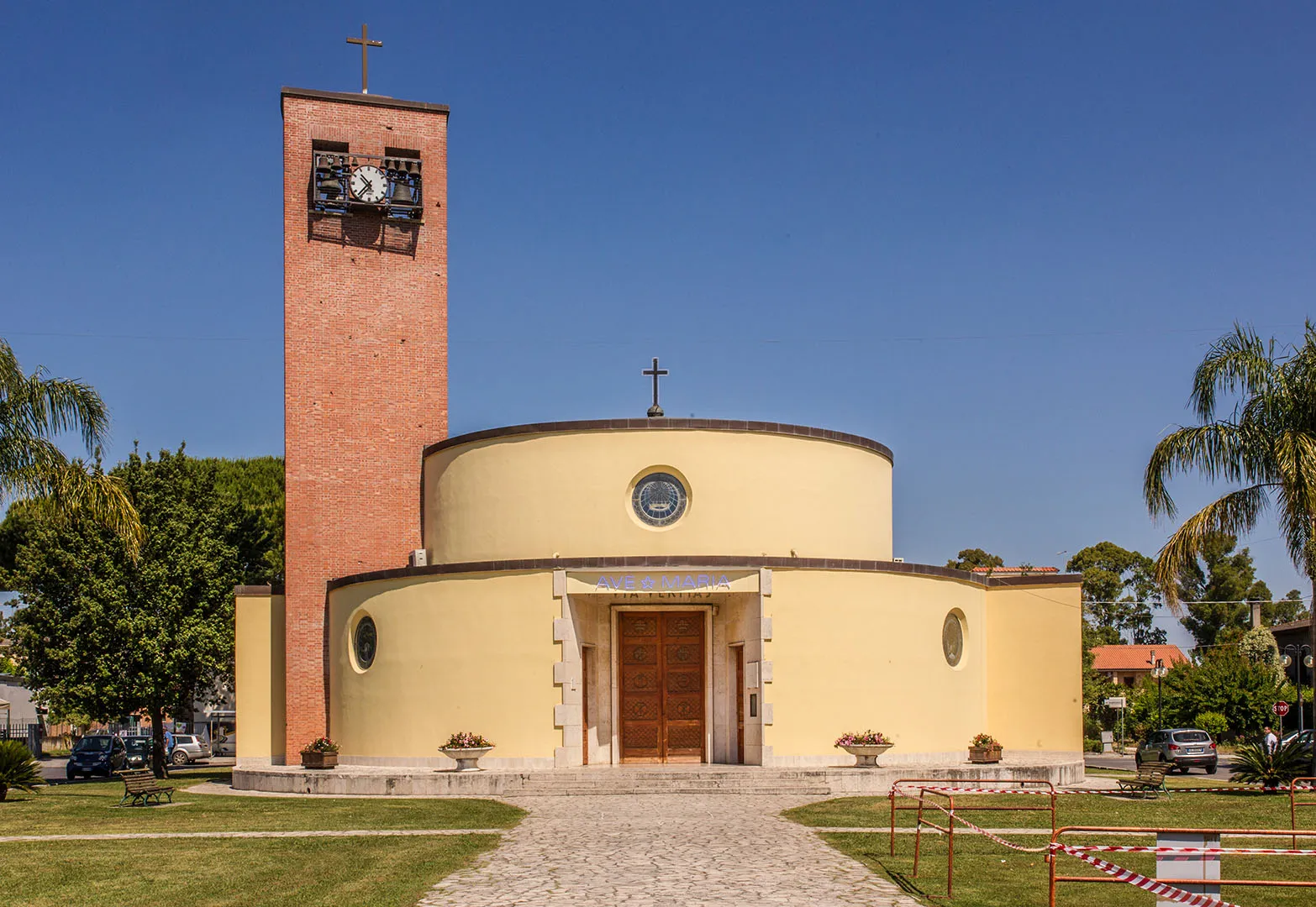 Photo showing: La Chiesa