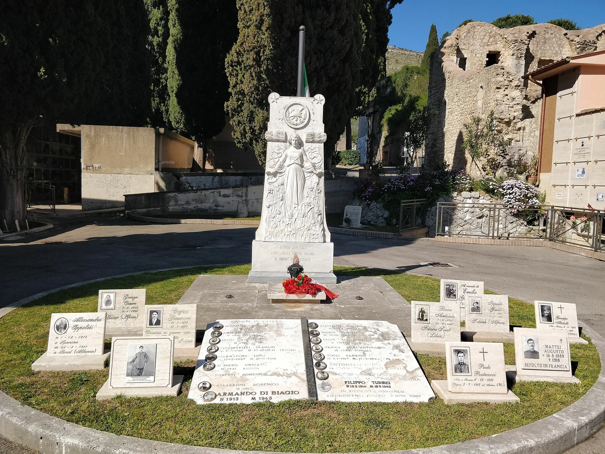 Photo showing: Monumento alle vittime di guerra posto nel Cimitero Comunale di Sonnino