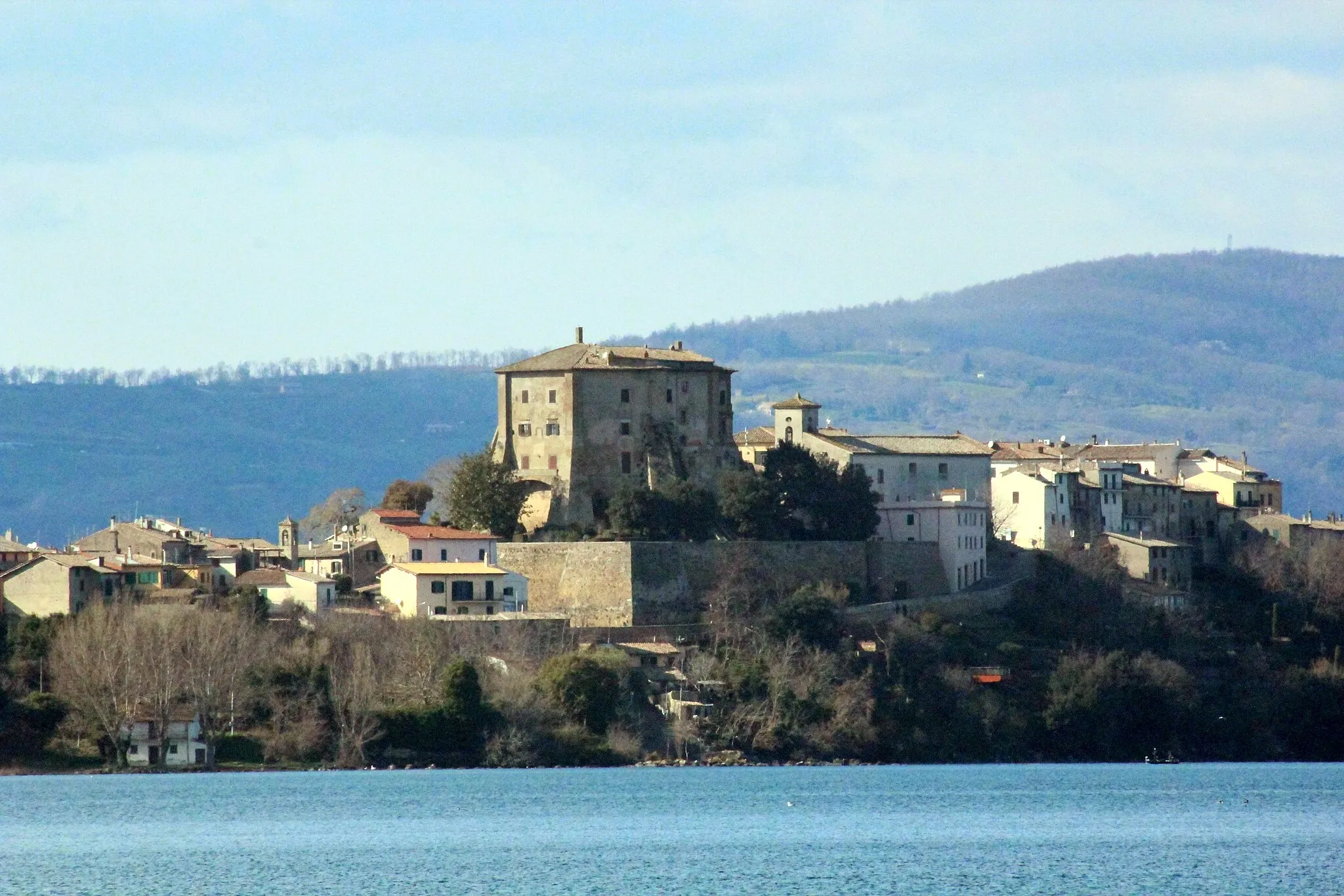 Photo showing: Panorama of Capodimonte with Castle Castello Farnese, on Lake Bolsena, seen from Marta, Lazio, Italy