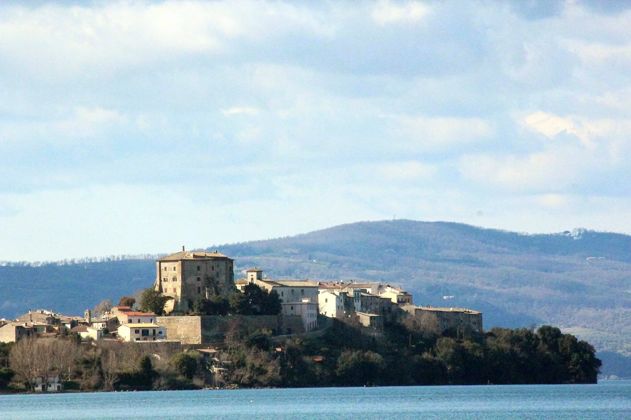 Photo showing: Panorama of Capodimonte with Castle Castello Farnese, on Lake Bolsena, seen from Marta, Lazio, Italy