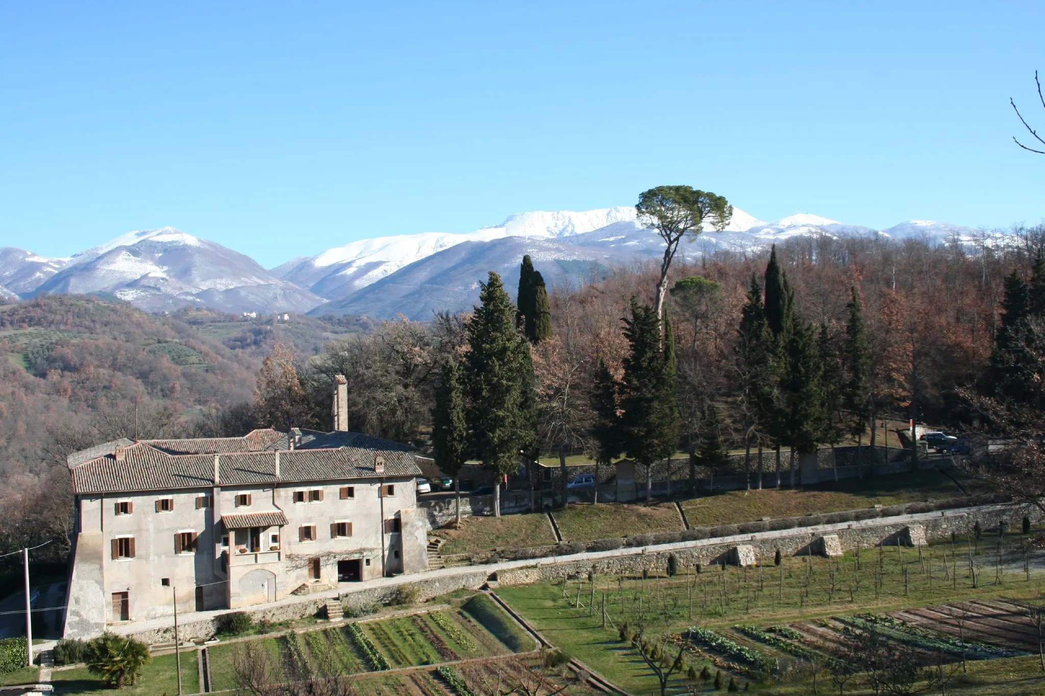 Photo showing: St. Mary of the forest franciscan sanctuary - Rieti (Lazio, Italy) - on the background, Mount Terminillo