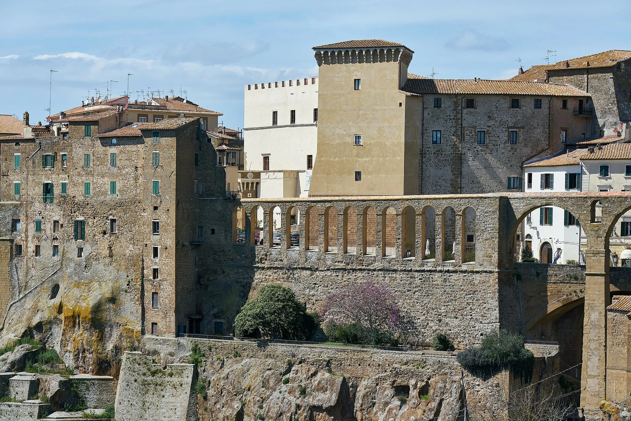 Photo showing: Medici Aqueduct and Orsini Palace seen from a viewpoint SE of the old town -  Pitigliano, Italy
