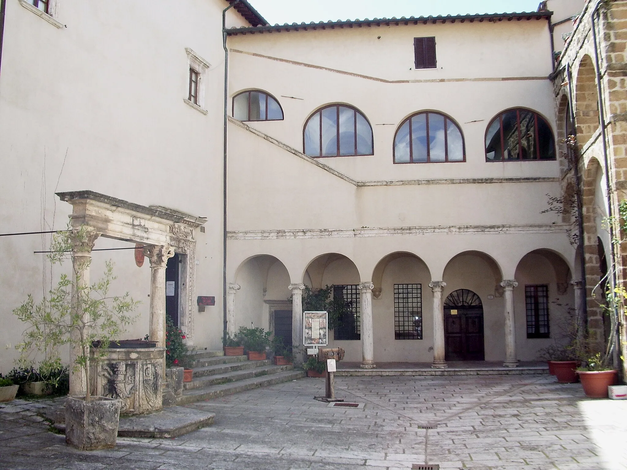 Photo showing: Cortile interno di Palazzo Orsini a Pitigliano