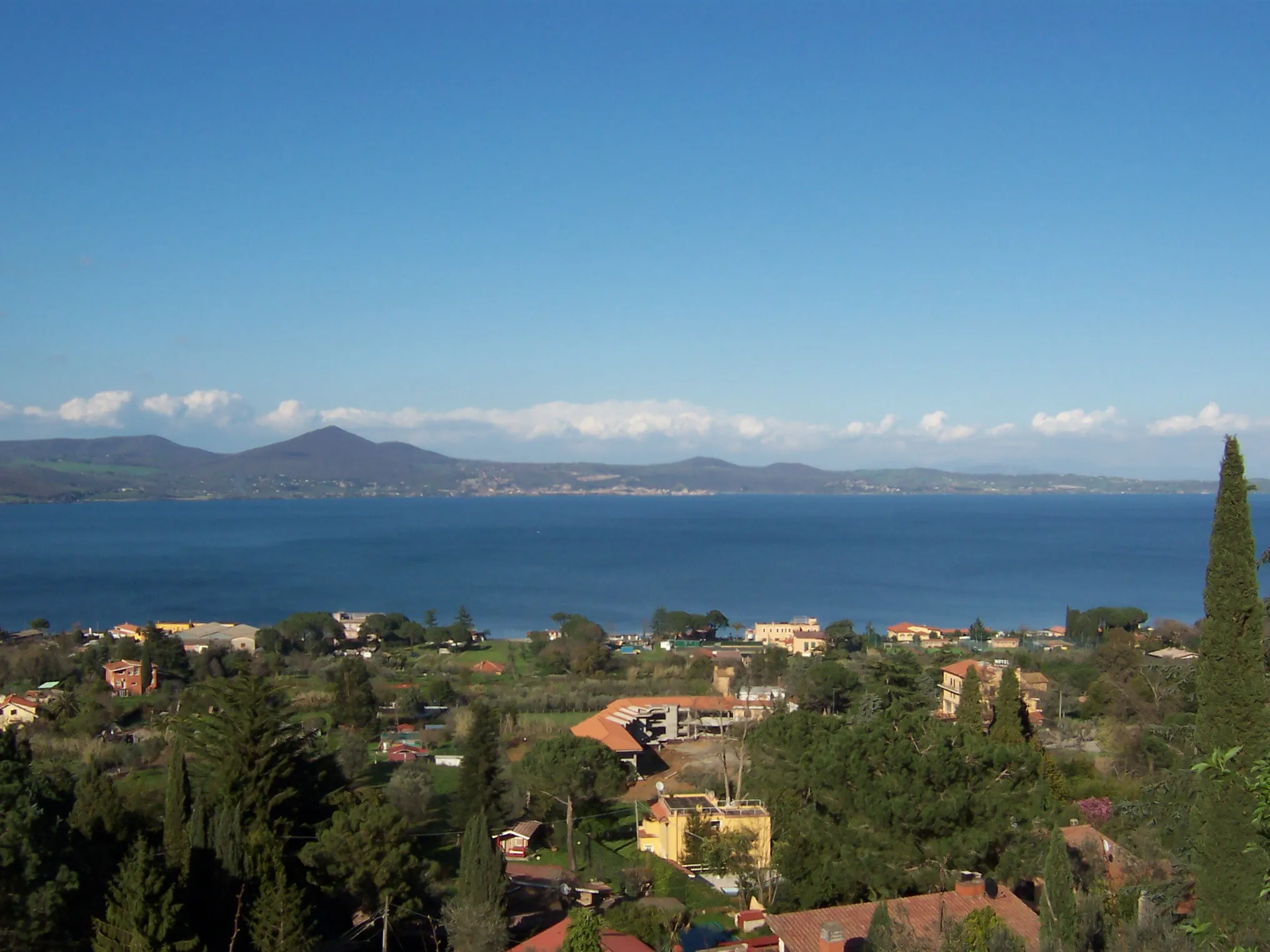 Photo showing: Lake Bracciano, Bracciano, Italy in 2004.