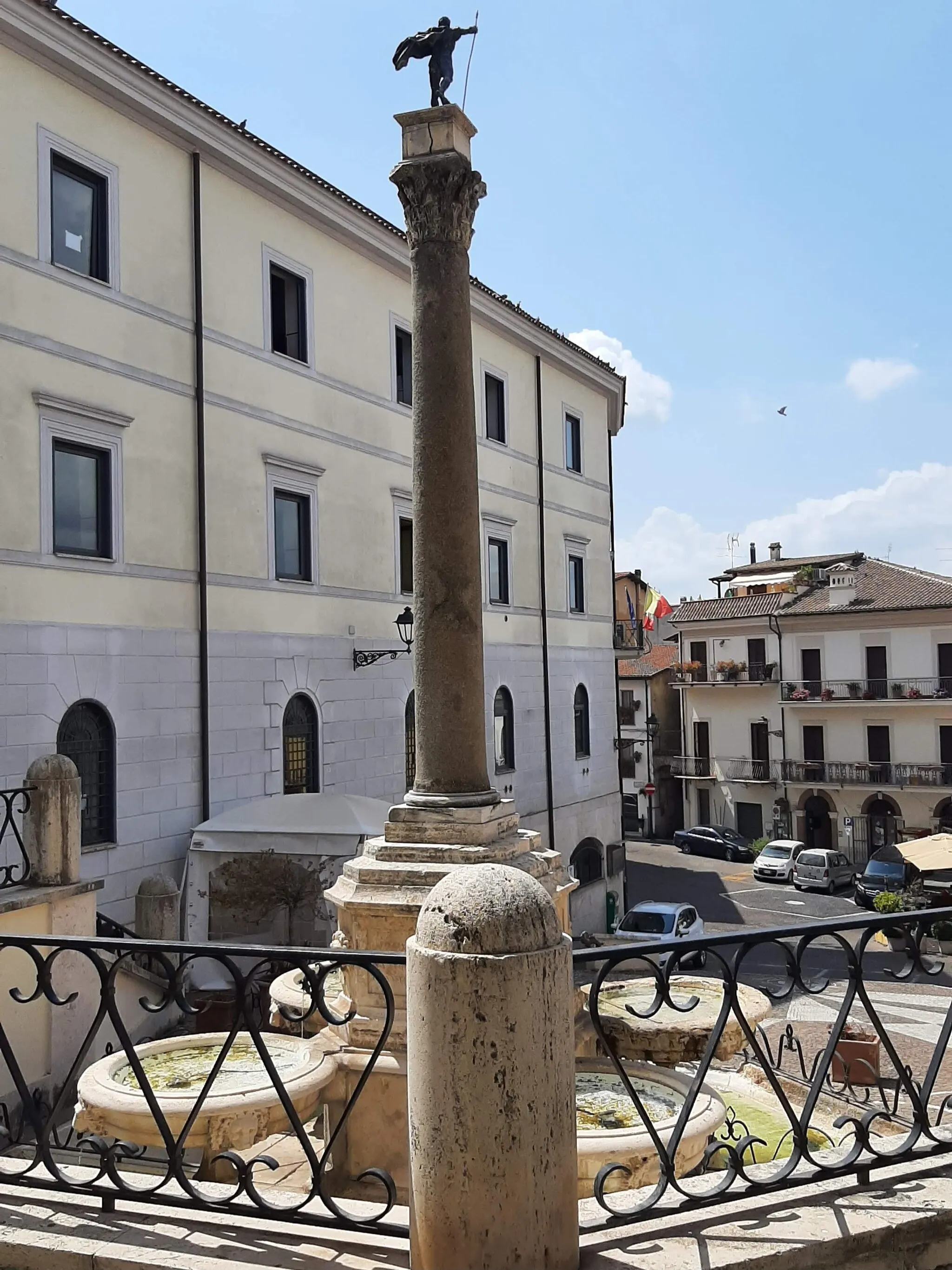 Photo showing: Fontana del Colle e Palazzo Comunale