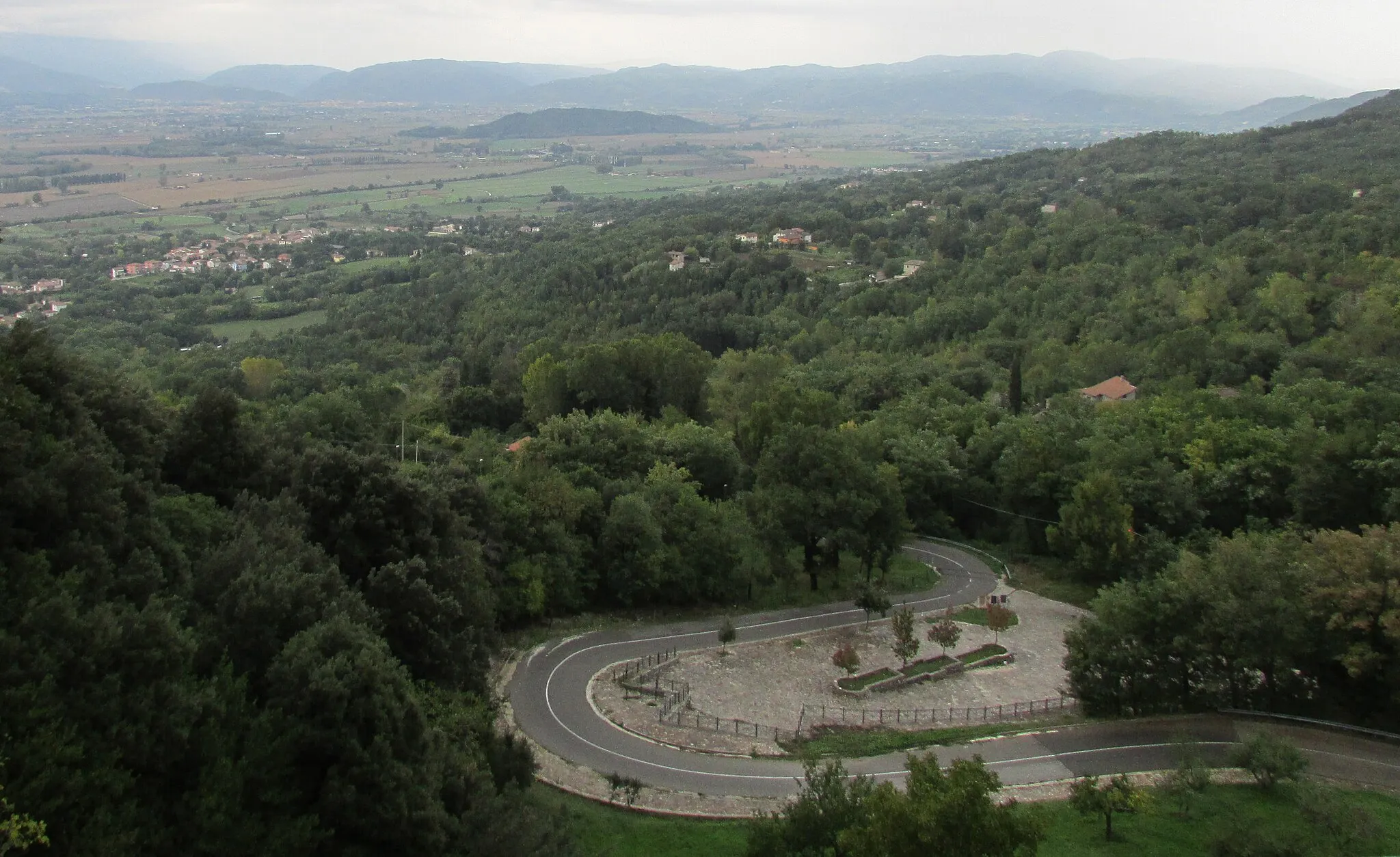 Photo showing: La strada provinciale 1/c che collega Greccio a Sellecchia (provincia di Rieti), fotografata dal Santuario di Greccio